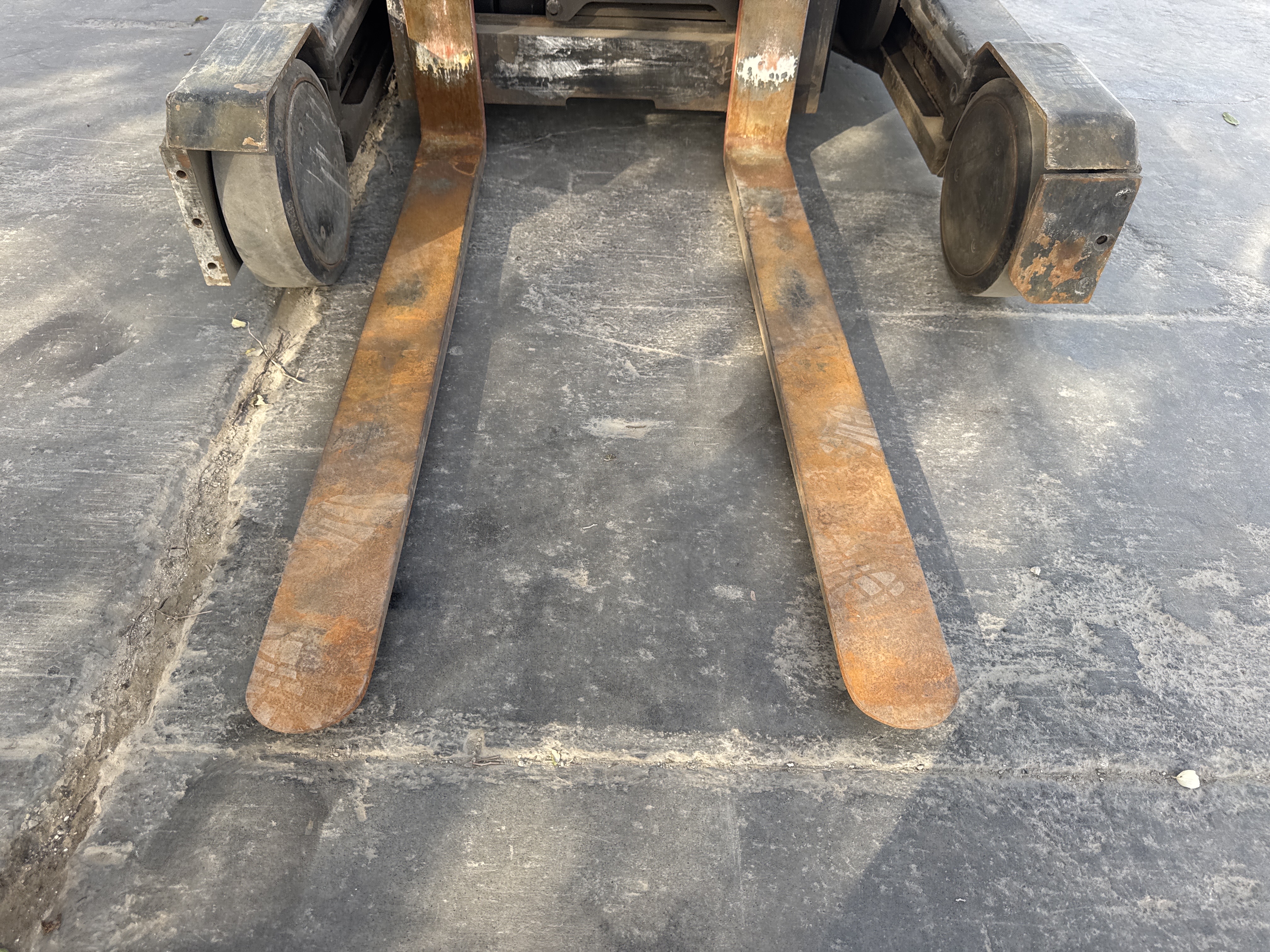 RTM-003-Toyota-Reflex-RRE160M-Reach-trucks-inspection-Chassis-Forks-1