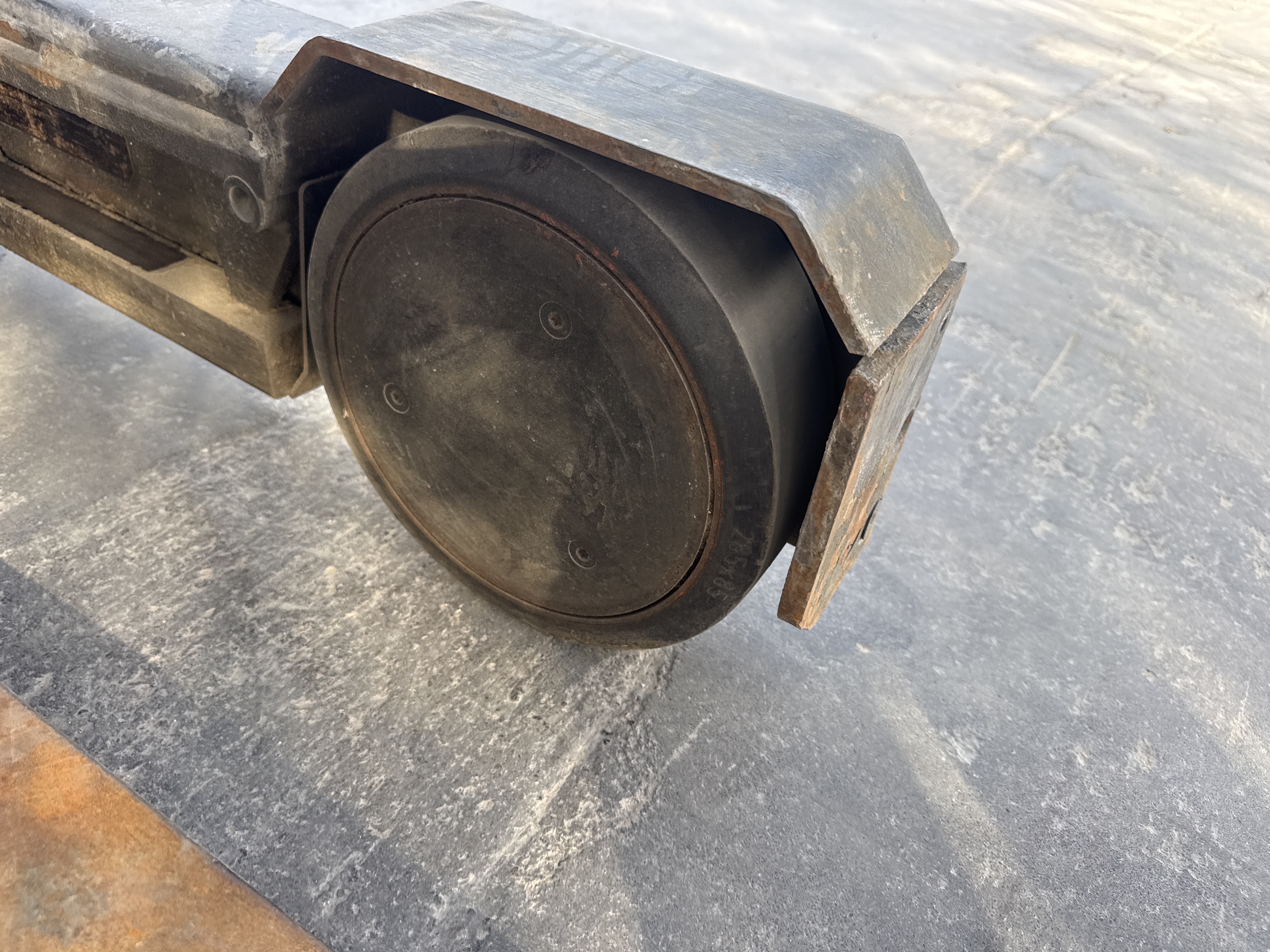 RTM-003-Toyota-Reflex-RRE160M-Reach-trucks-inspection-Chassis-Tires-condition-1