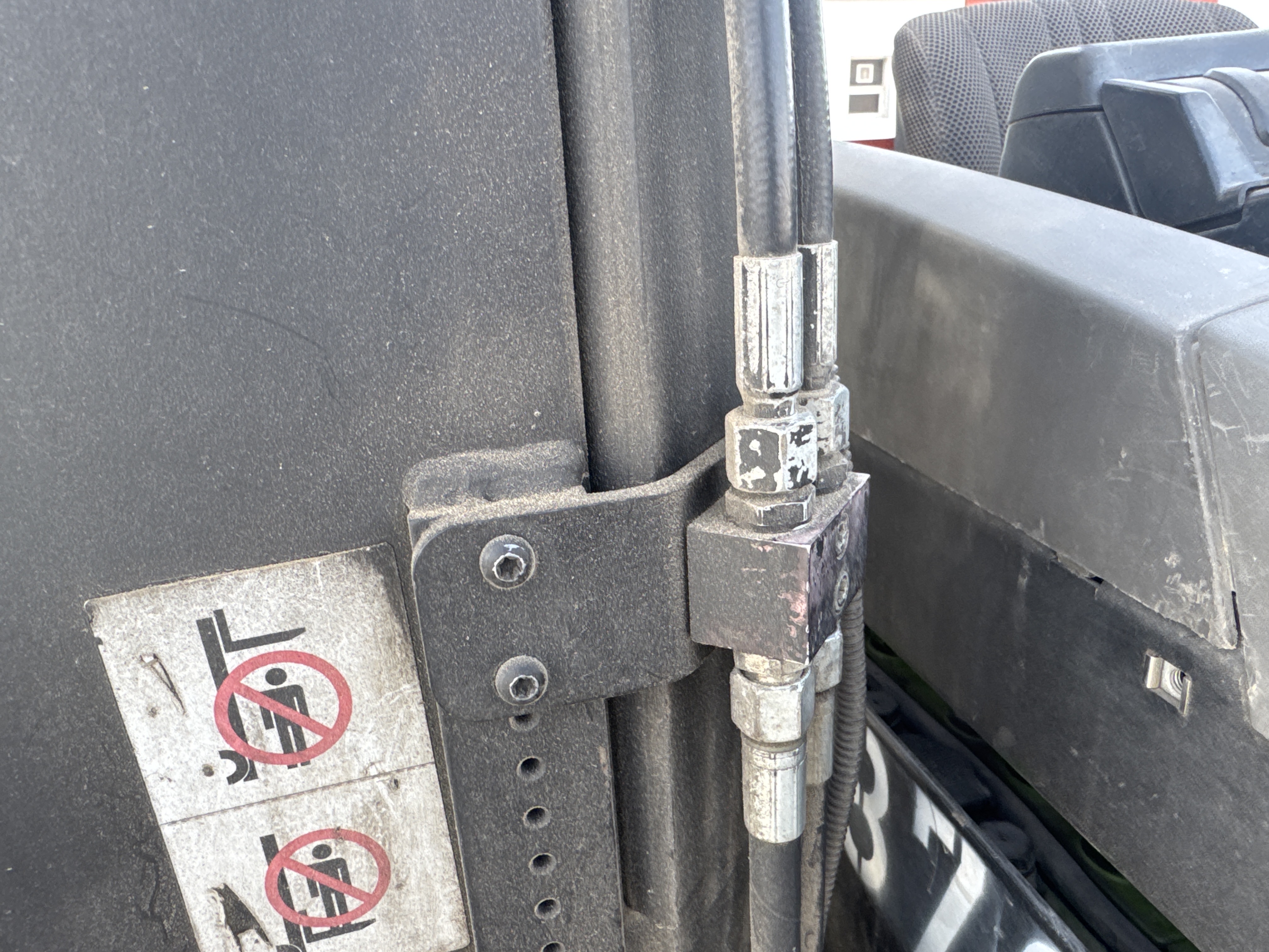 RTM-003-Toyota-Reflex-RRE160M-Reach-trucks-inspection-Hydraulics-Hydraulic-hoses-and-lines-1