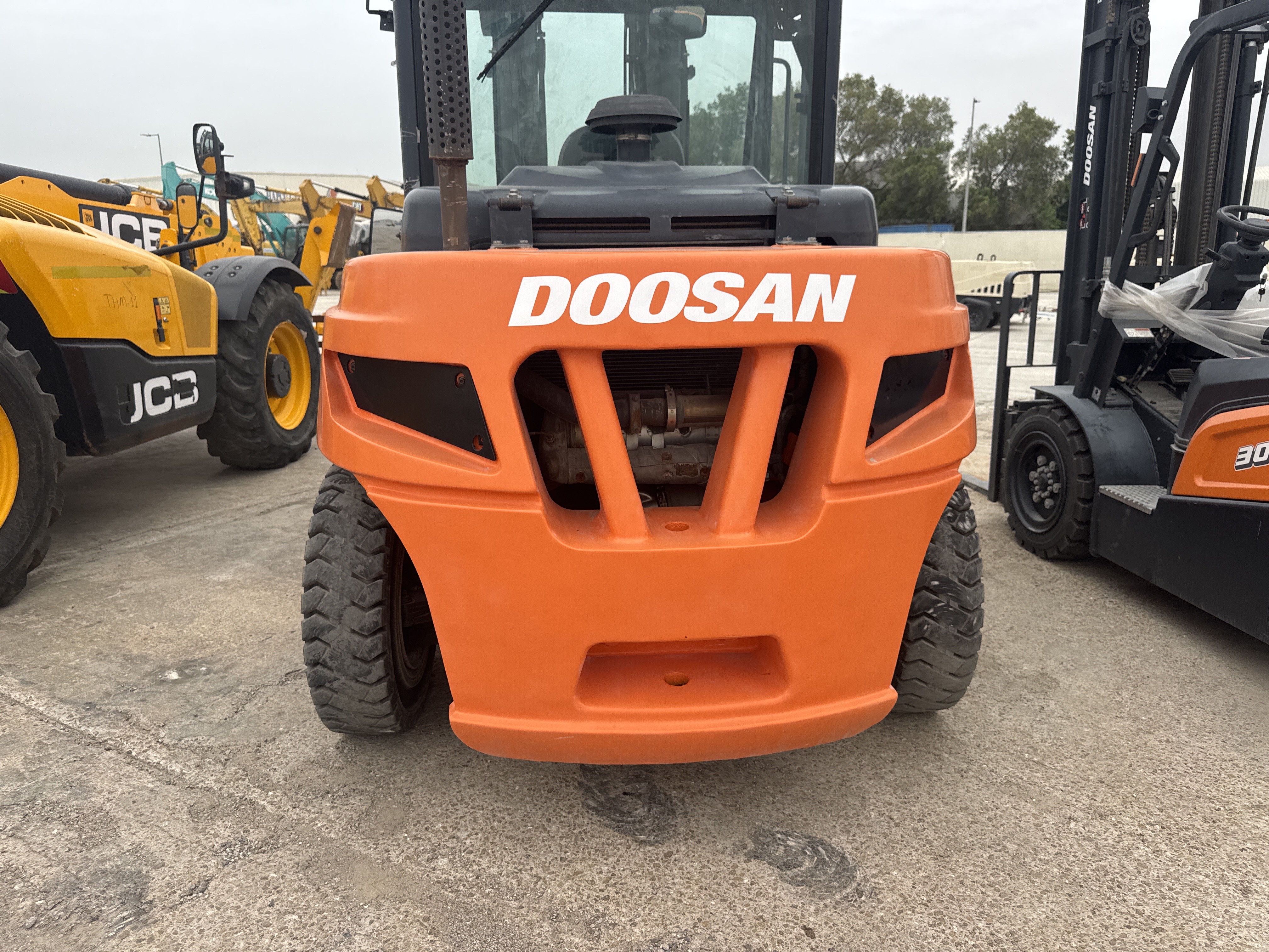 FLM-022-دوسان-D70S-7-رافعات-شوكية-فحص-الهيكل-الصبغ-1