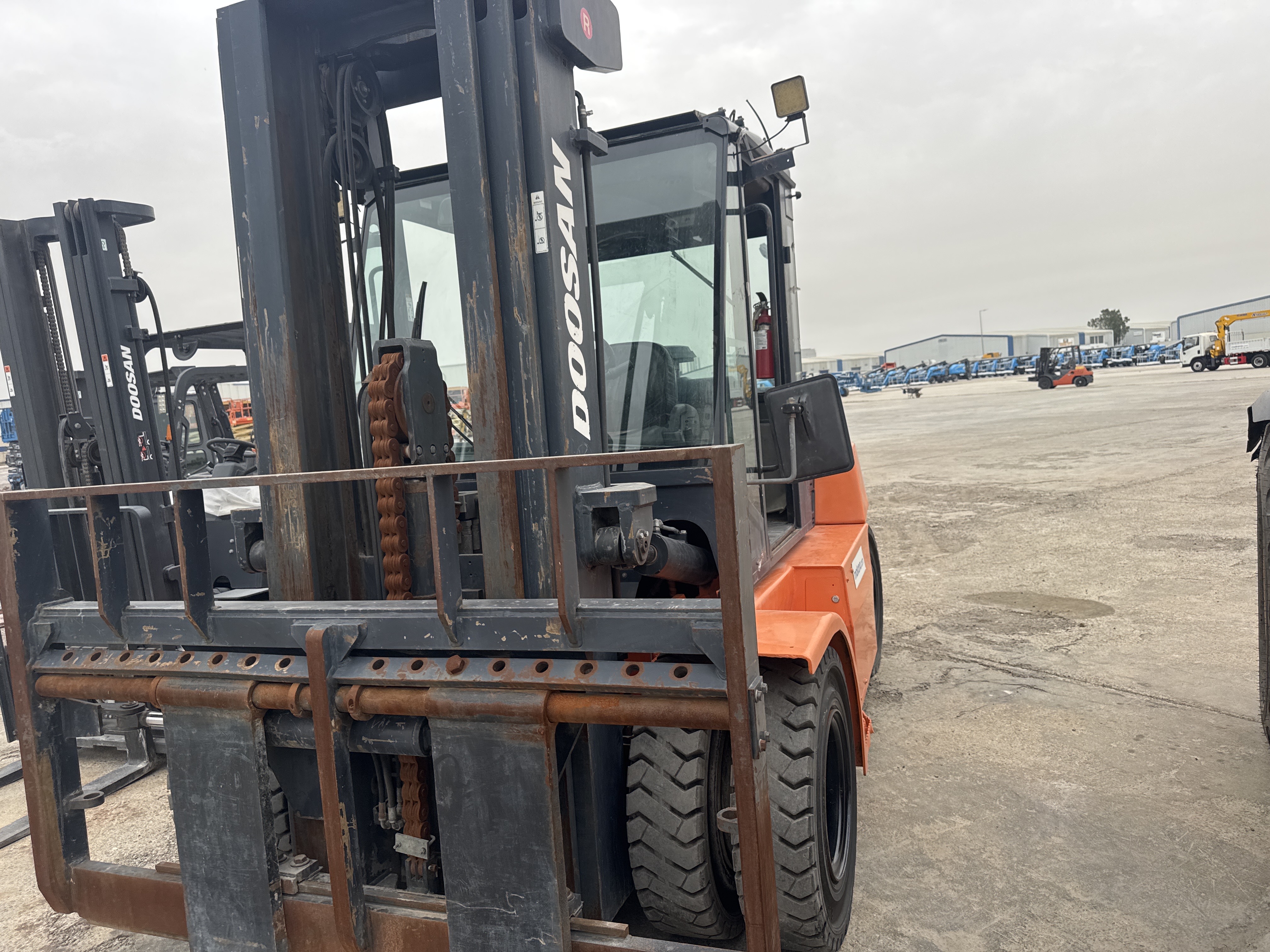 FLM-022-دوسان-D70S-7-رافعات-شوكية-فحص-الهيكل-الصبغ-1