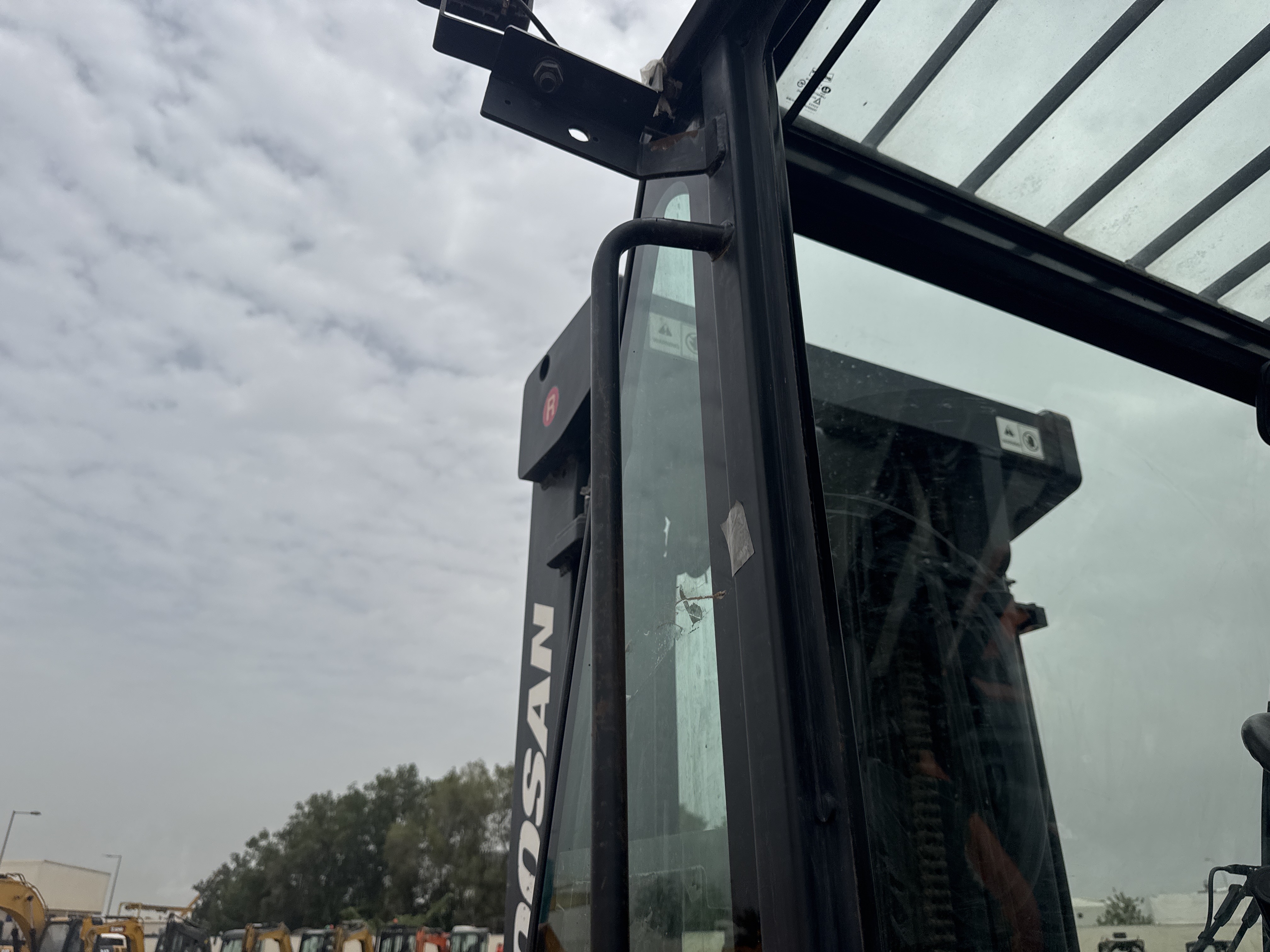 FLM-022-دوسان-D70S-7-رافعات-شوكية-فحص-الهيكل-الدرابزين-1