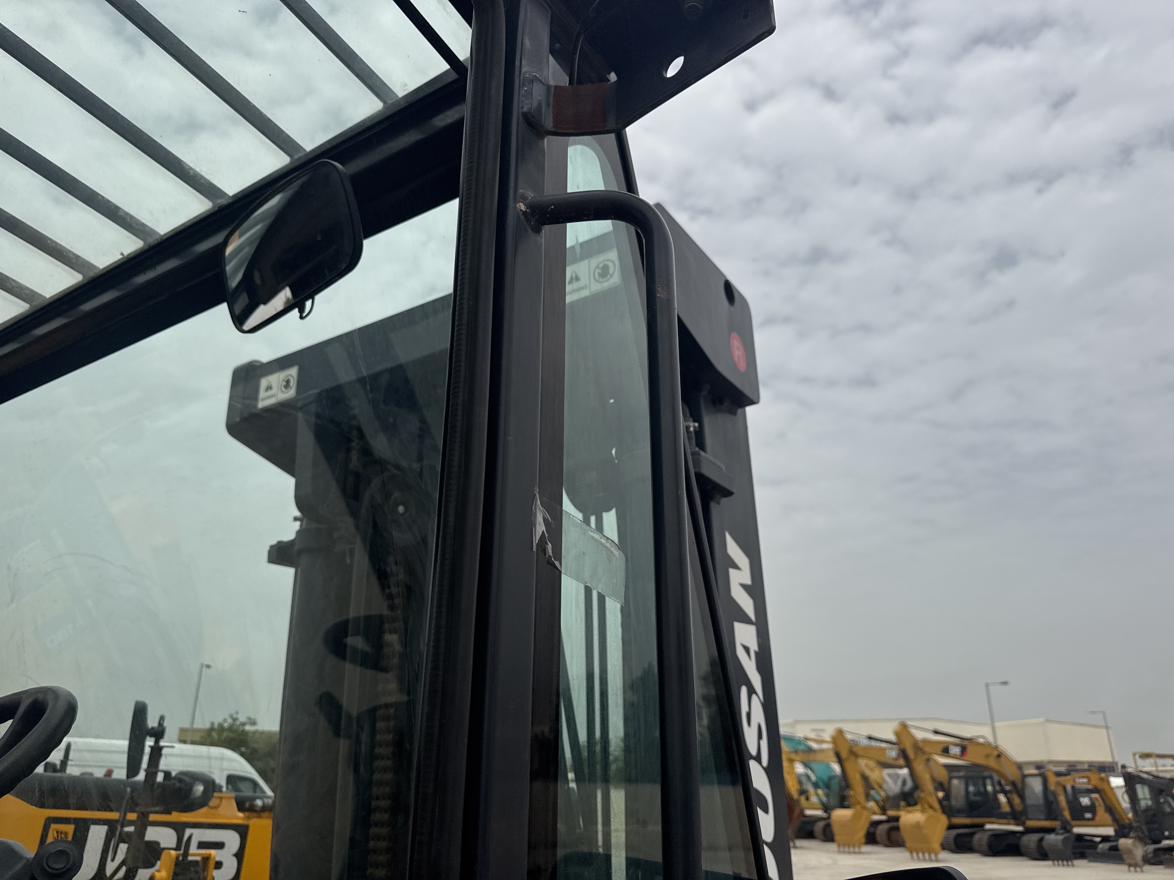 FLM-022-دوسان-D70S-7-رافعات-شوكية-فحص-الهيكل-الدرابزين-1
