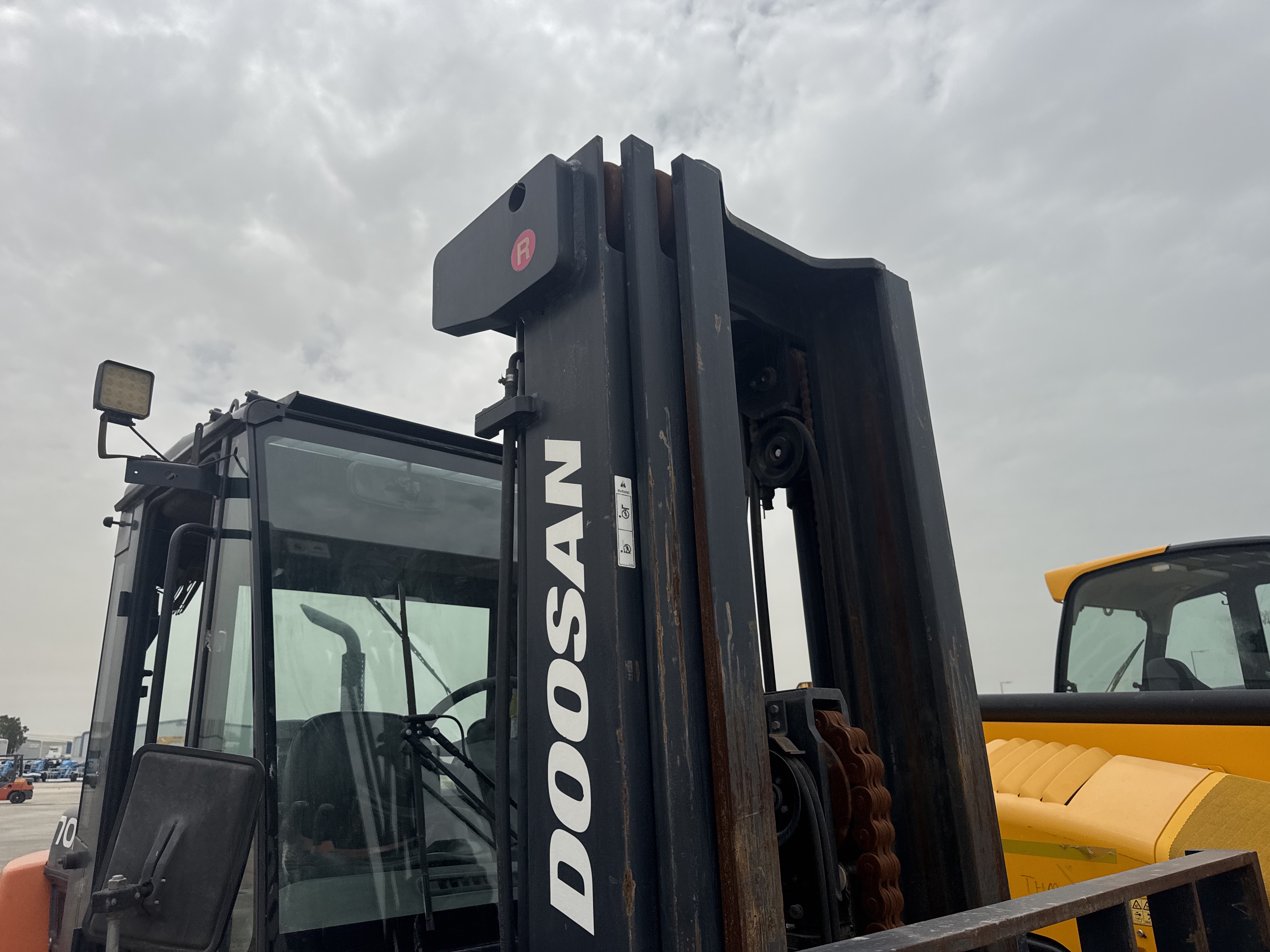 FLM-022-دوسان-D70S-7-رافعات-شوكية-فحص-الهيكل-الصاري-1