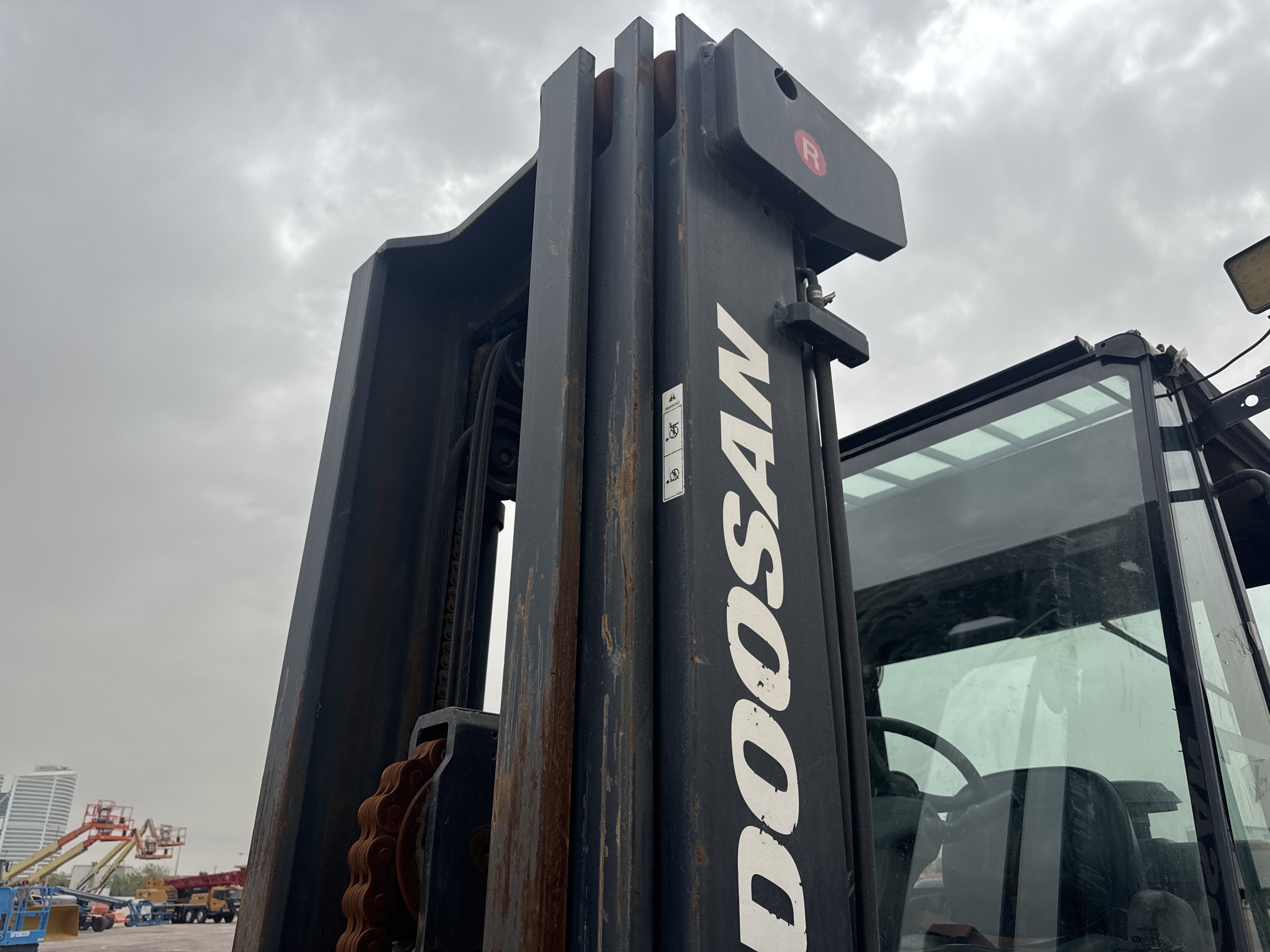 FLM-022-دوسان-D70S-7-رافعات-شوكية-فحص-الهيكل-الصاري-1