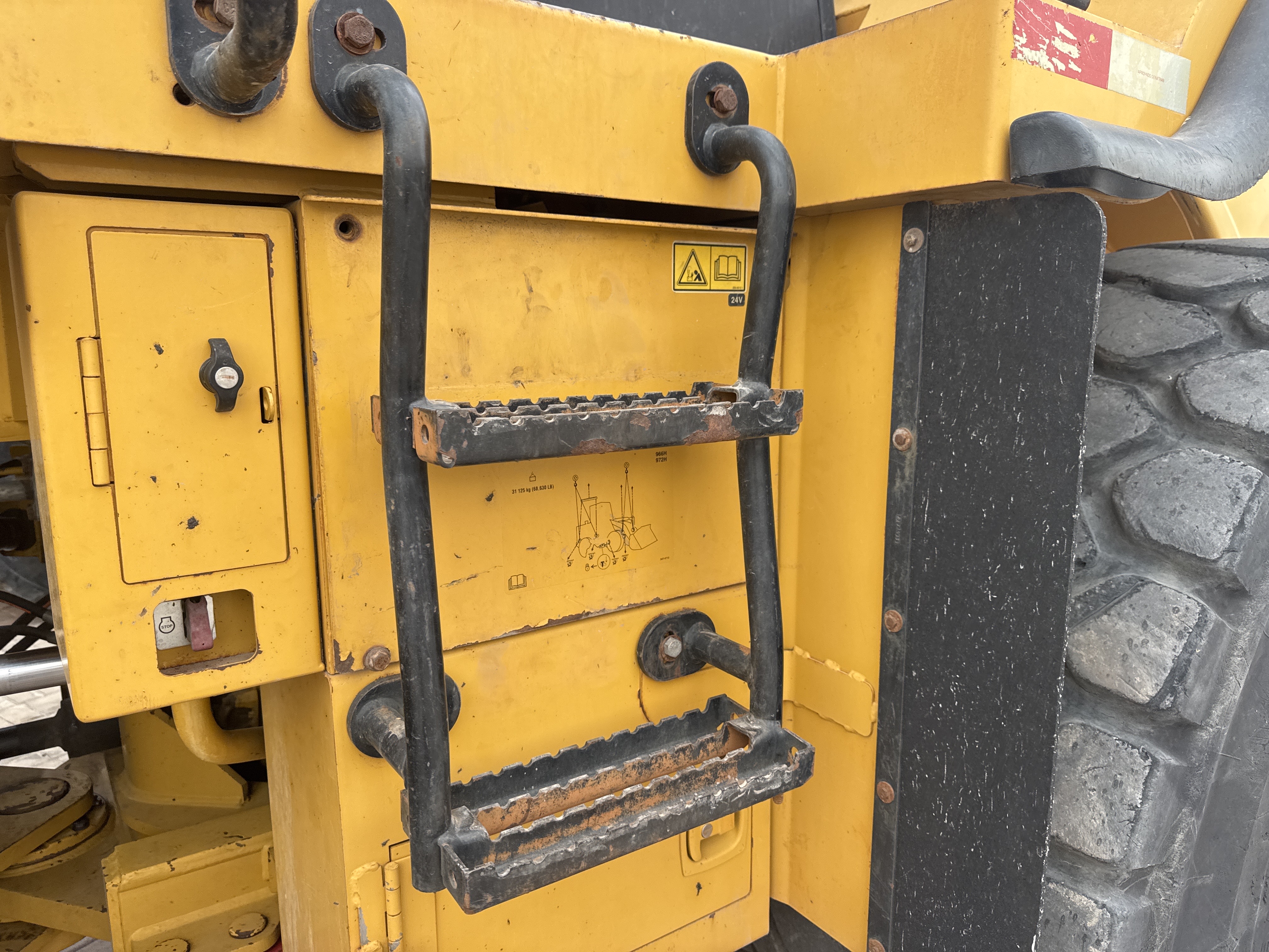 WHL-013-Cat-966H-Wheel-loaders-inspection-Structure-Steps/ladders-1