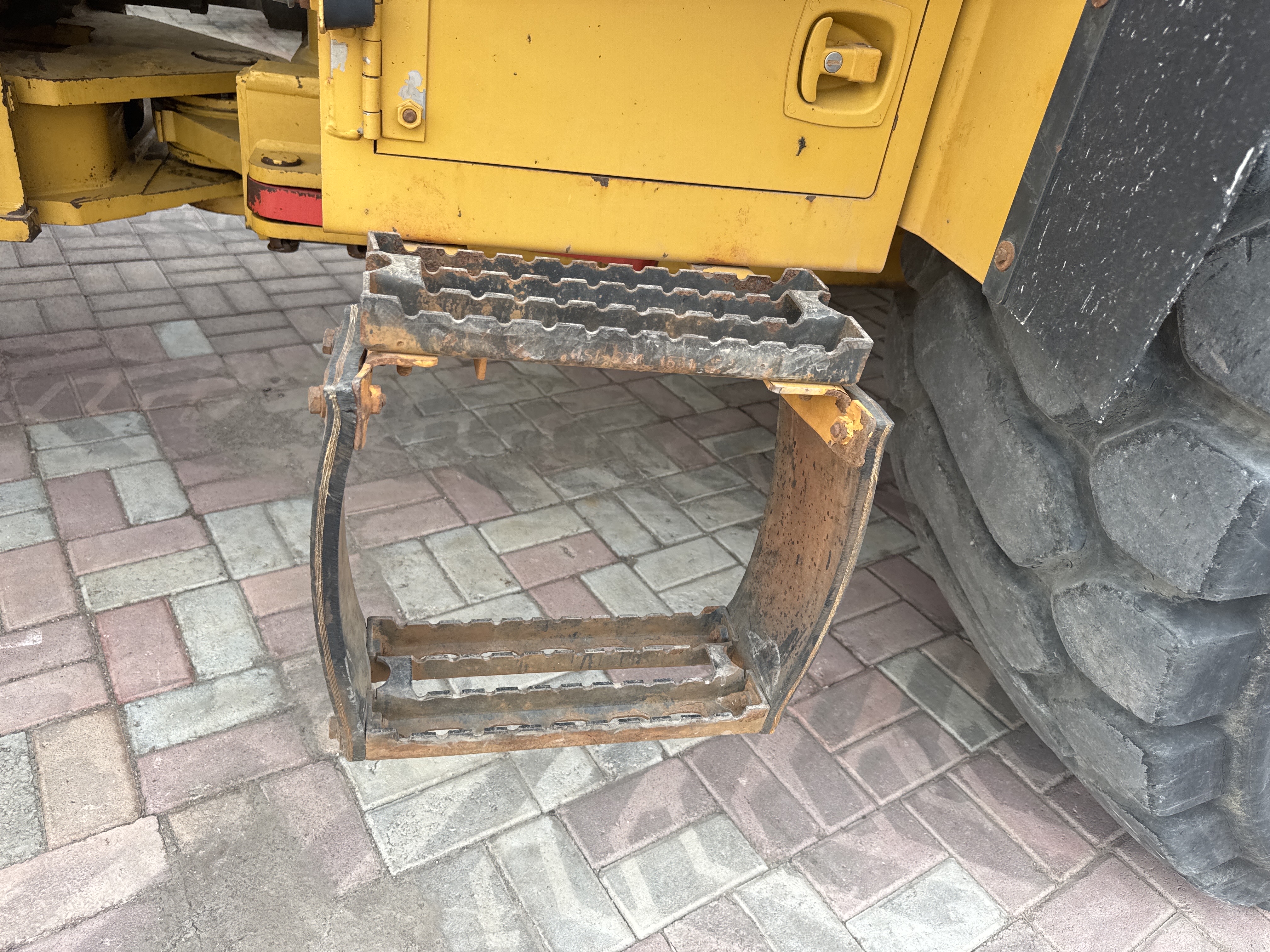 WHL-013-Cat-966H-Wheel-loaders-inspection-Structure-Steps/ladders-1