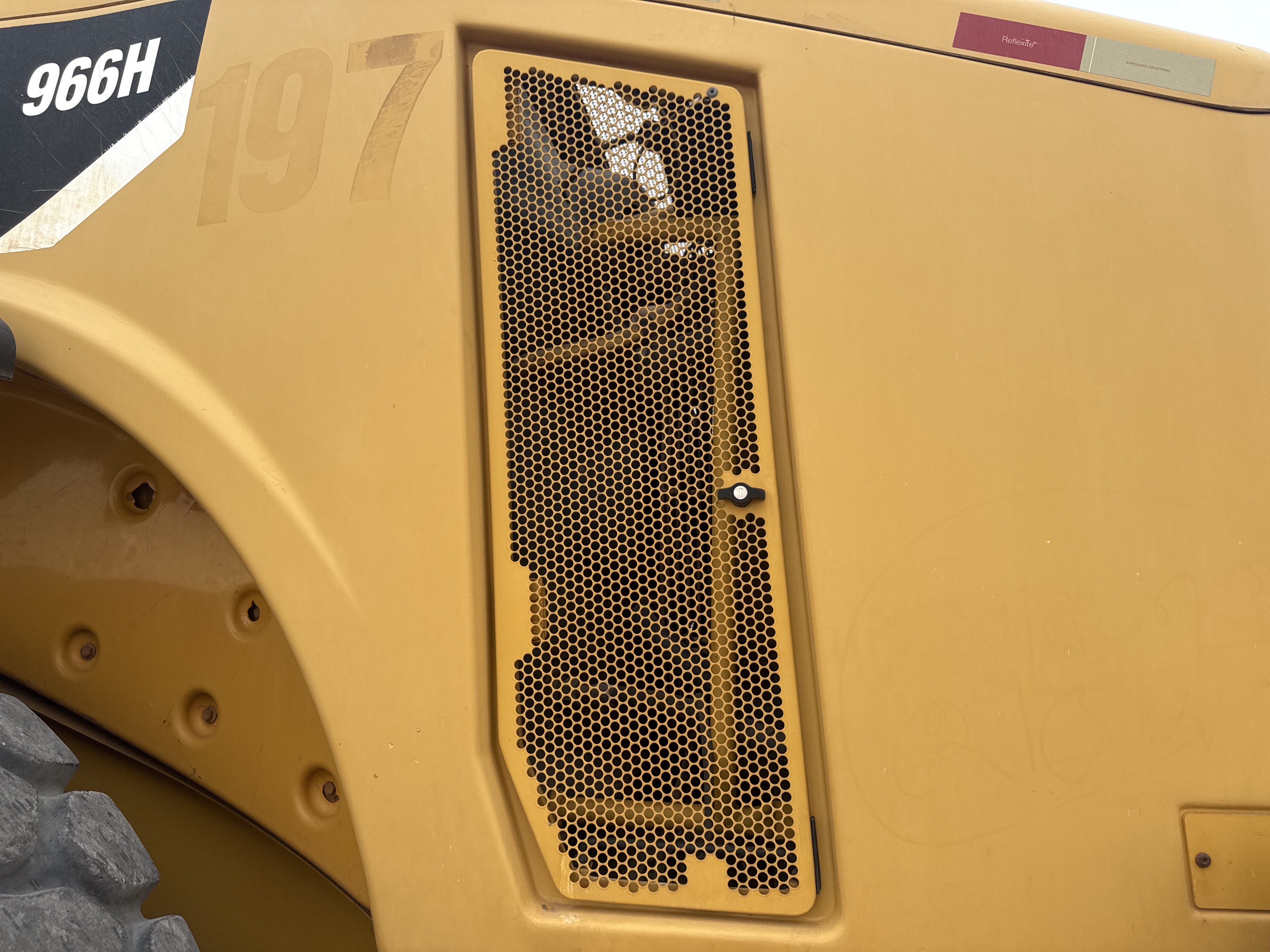 WHL-013-Cat-966H-Wheel-loaders-inspection-Structure-Sheet-metal-(fiberglass)-1