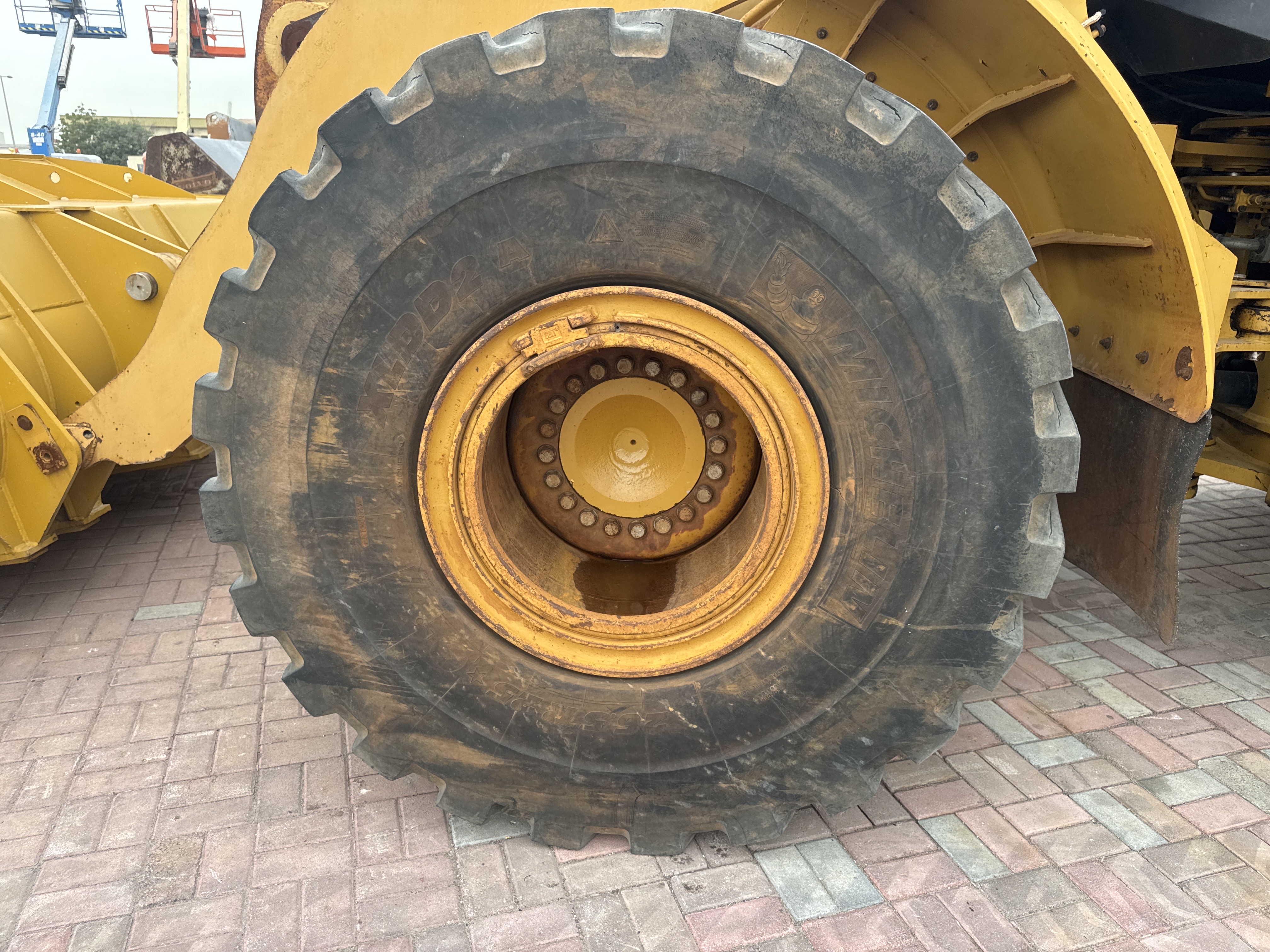 WHL-013-Cat-966H-Wheel-loaders-inspection-Chassis-Left-front-tire-/-wheel-hub---condition-1
