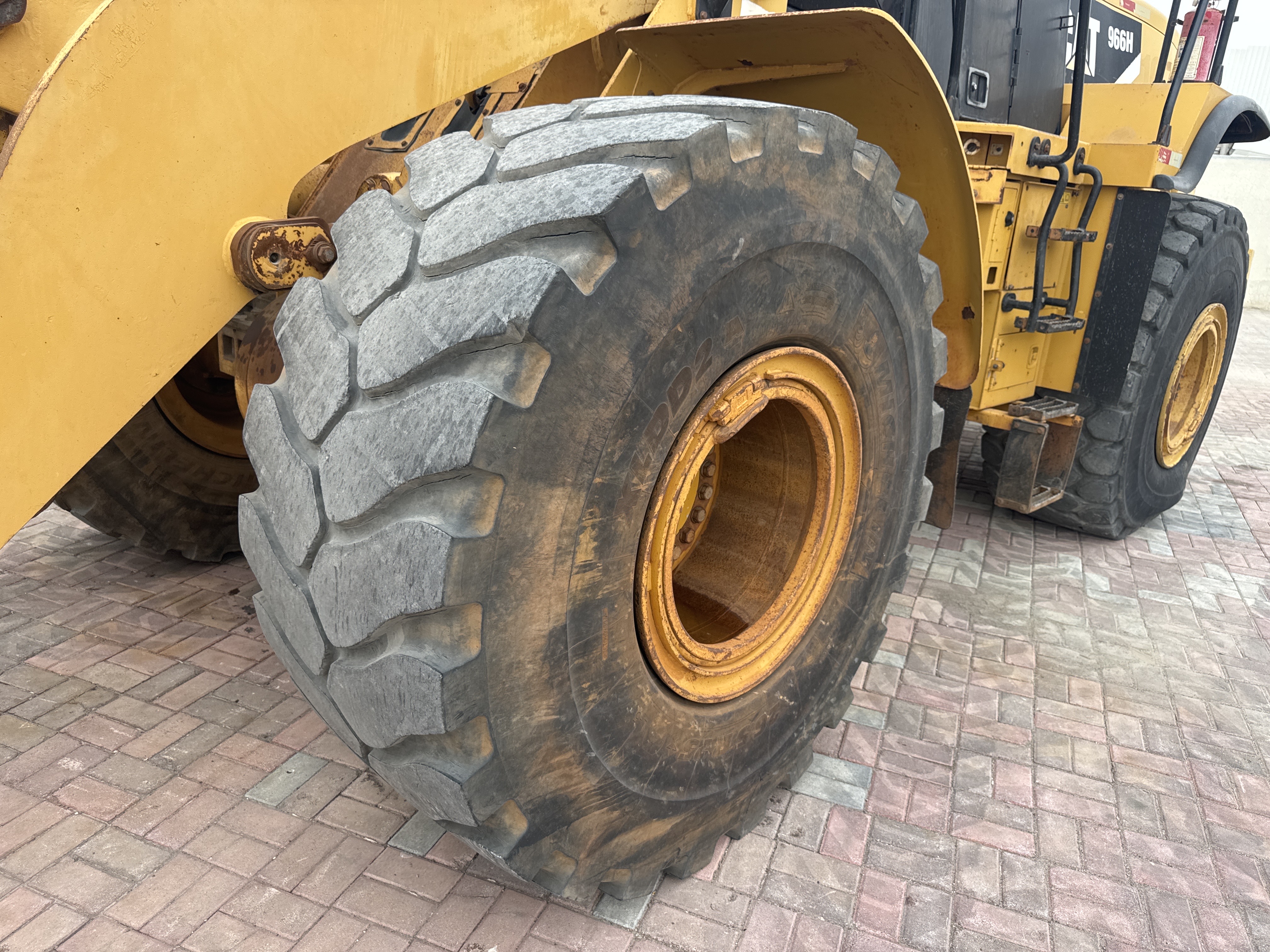 WHL-013-Cat-966H-Wheel-loaders-inspection-Chassis-Left-front-tire-/-wheel-hub---condition-1