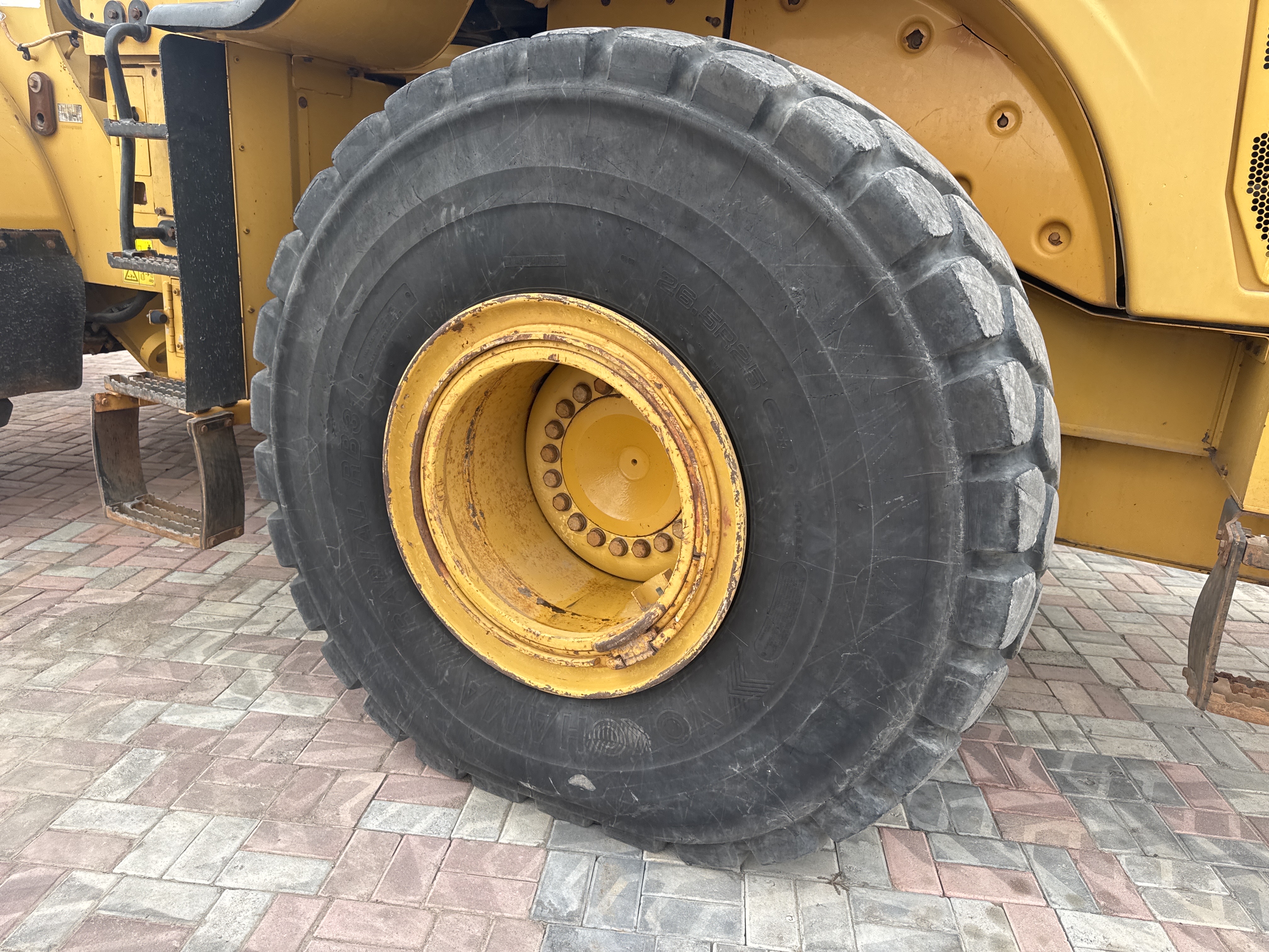WHL-013-Cat-966H-Wheel-loaders-inspection-Chassis-Left-rear-tire-/-wheel-hub---condition-1