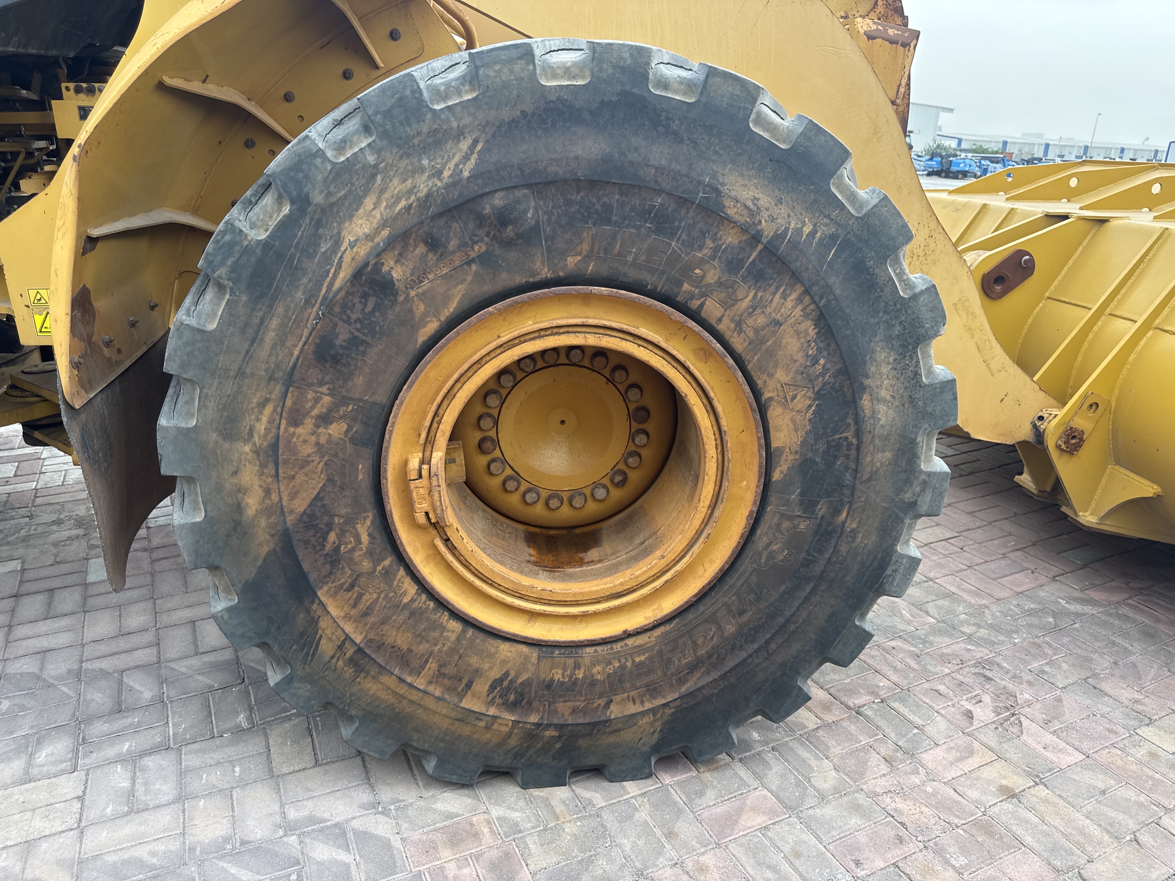 WHL-013-Cat-966H-Wheel-loaders-inspection-Chassis-Right-front-tire-/-wheel-hub---condition-1