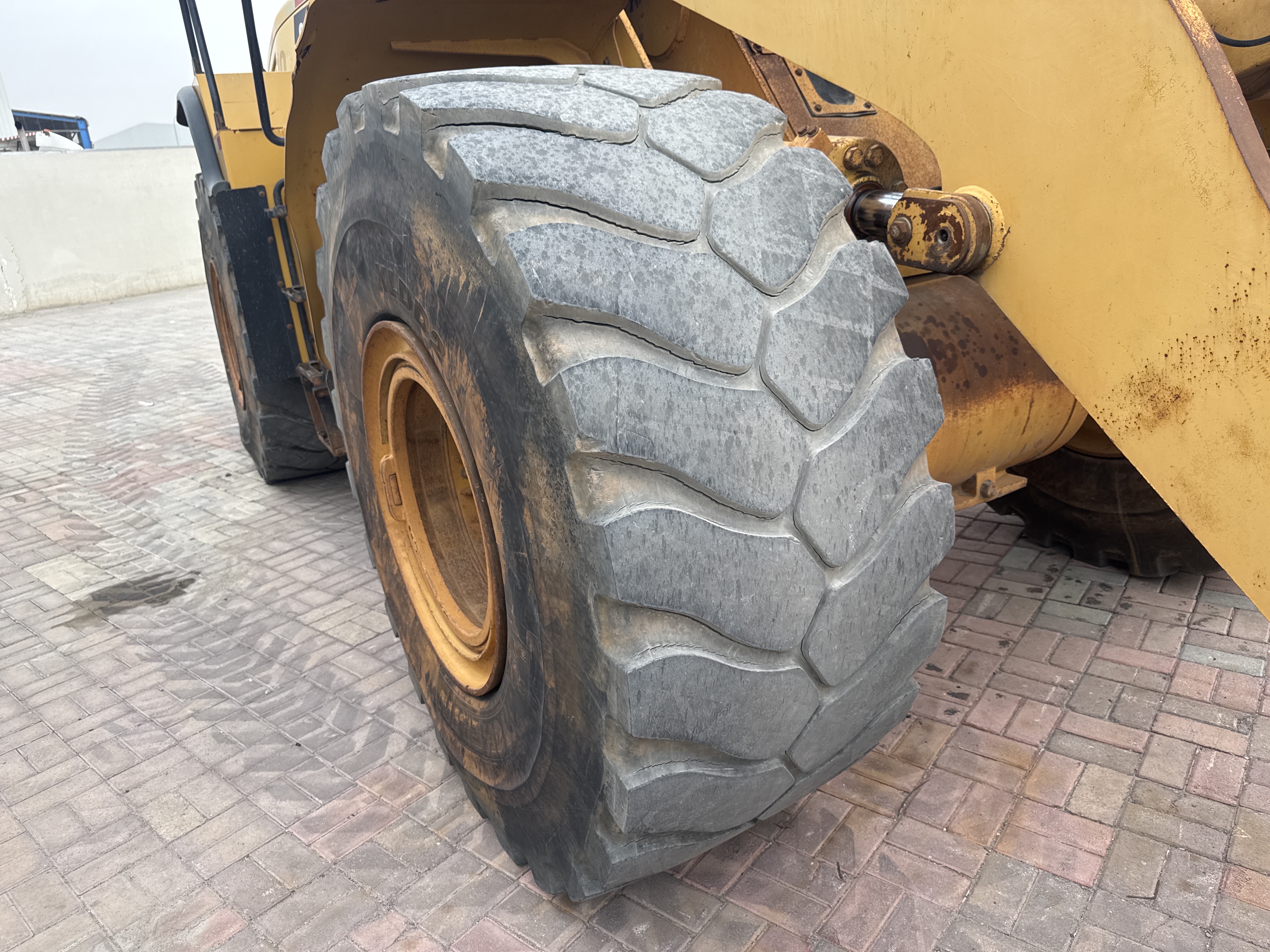WHL-013-Cat-966H-Wheel-loaders-inspection-Chassis-Right-front-tire-/-wheel-hub---condition-1