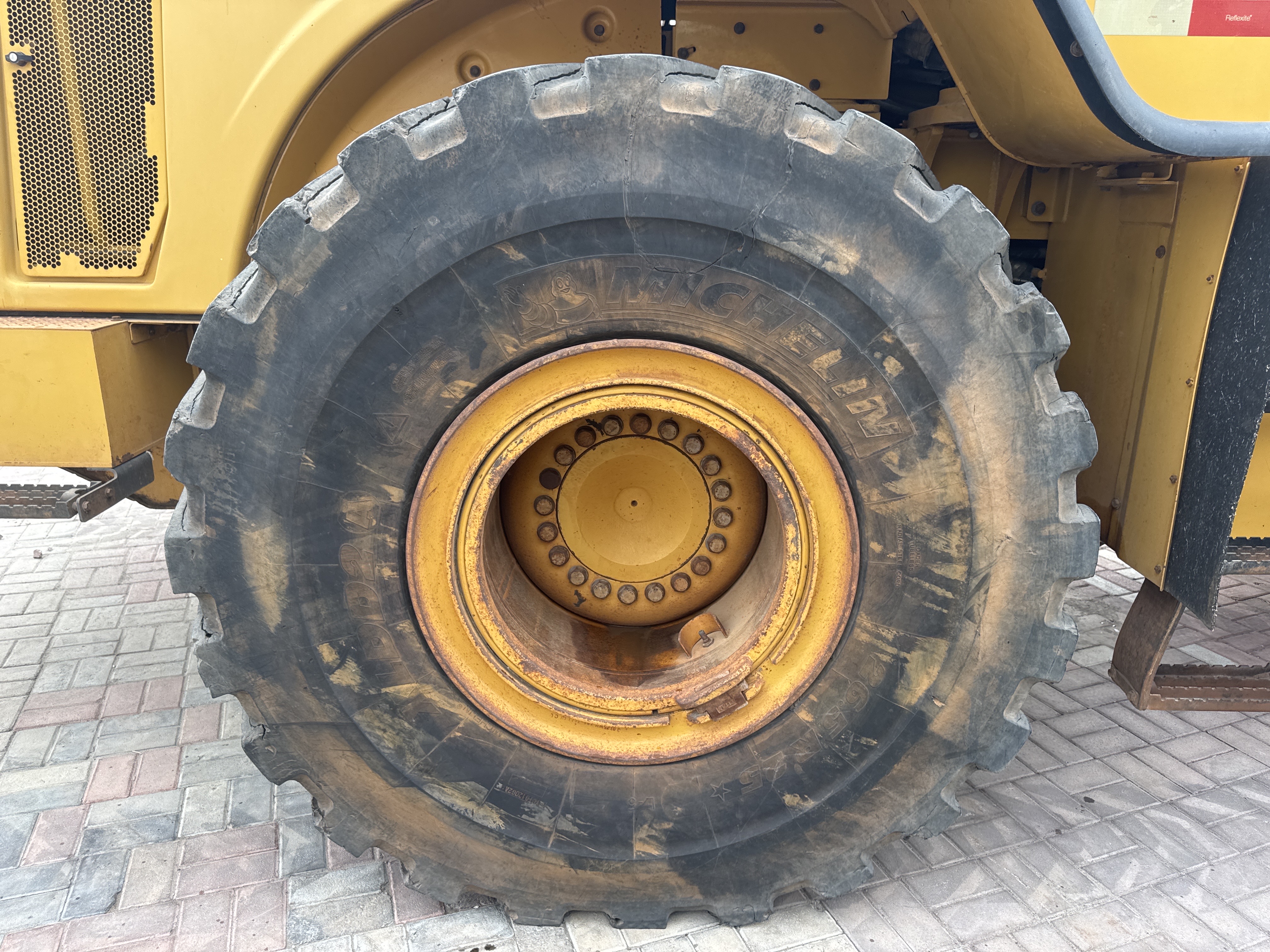 WHL-013-Cat-966H-Wheel-loaders-inspection-Chassis-Right-rear-tire-/-wheel-hub---condition-1