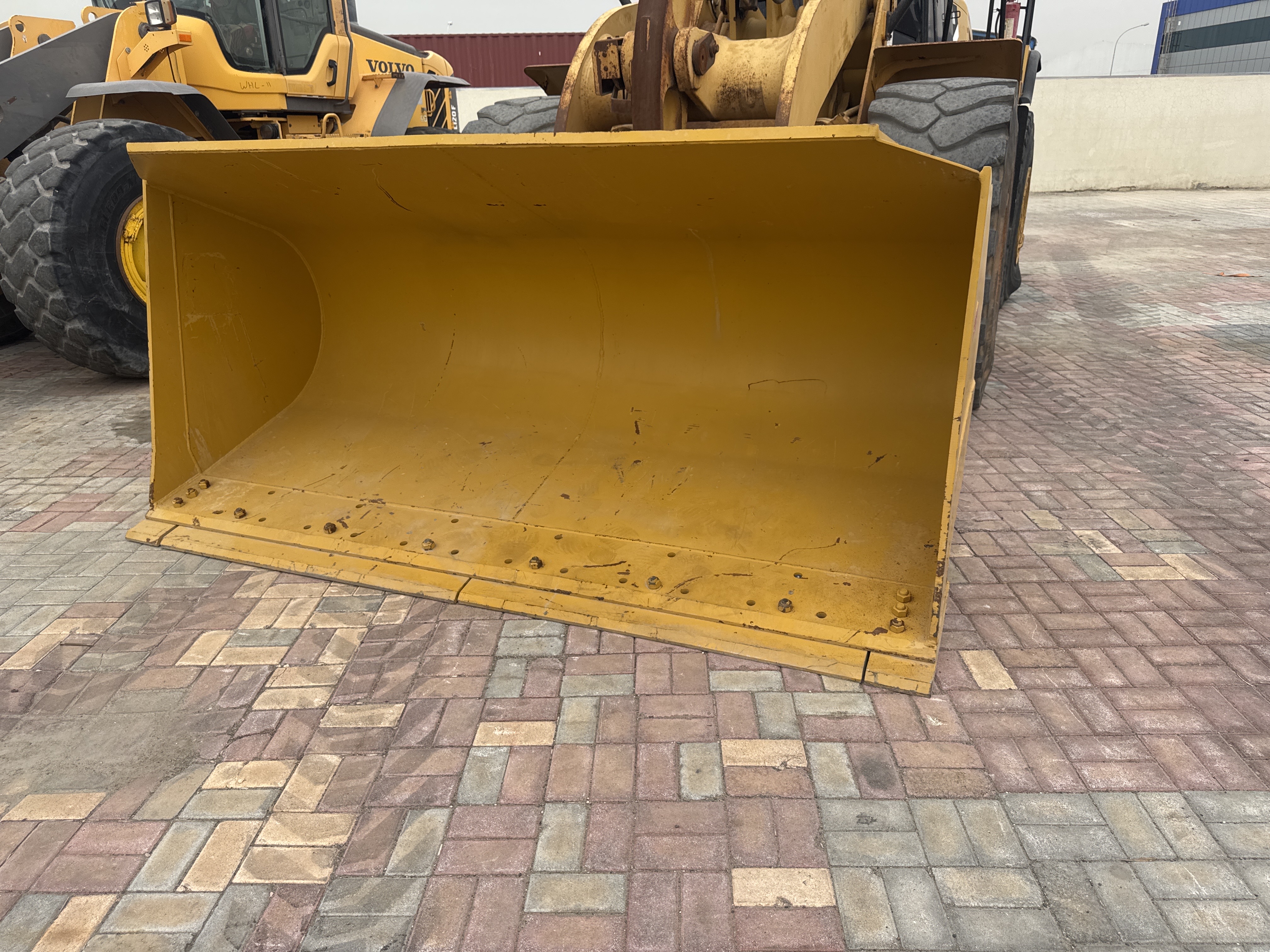 WHL-013-Cat-966H-Wheel-loaders-inspection-Attachments-Loader-bucket-condition-1