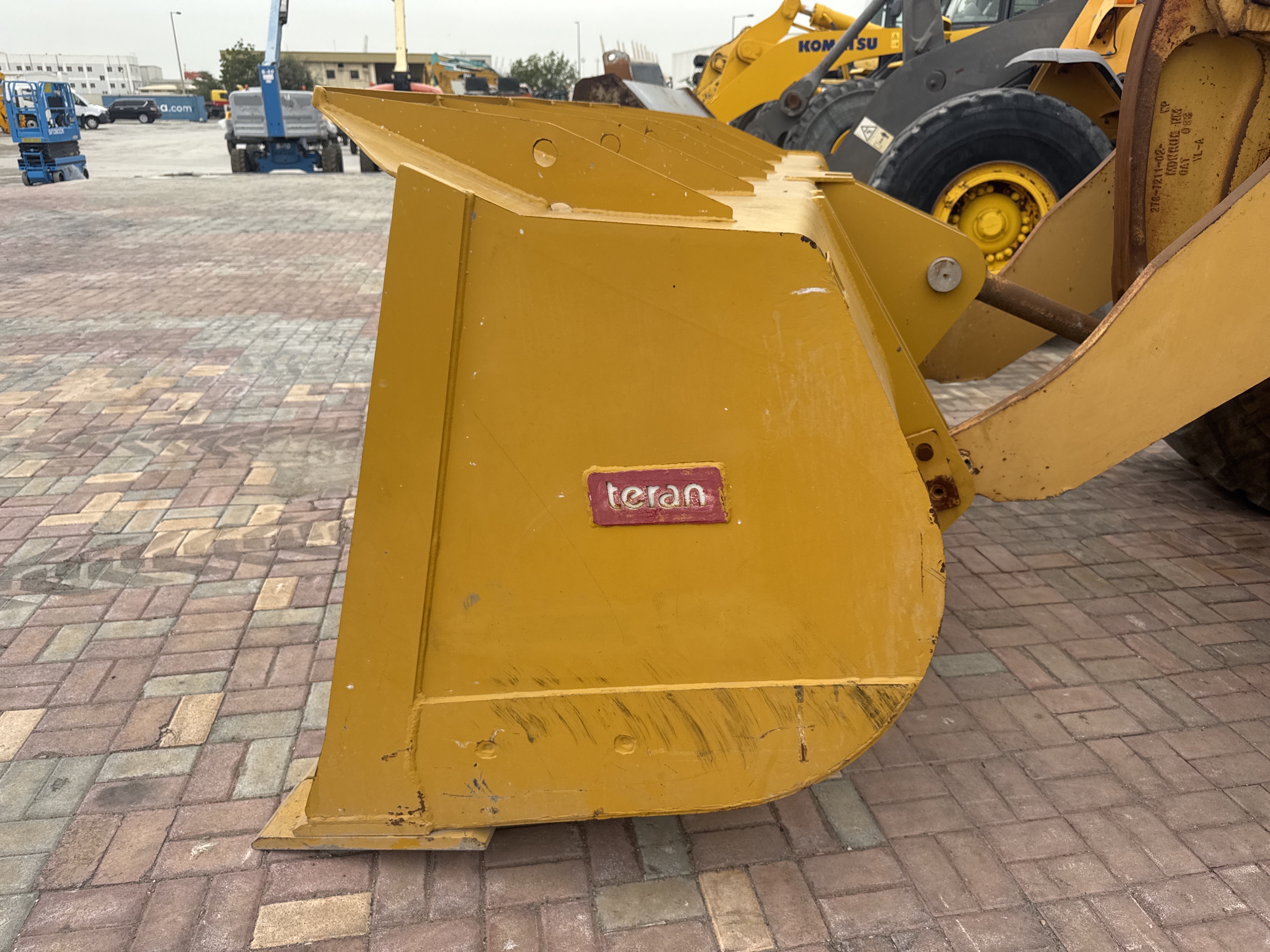 WHL-013-Cat-966H-Wheel-loaders-inspection-Attachments-Loader-bucket-condition-1