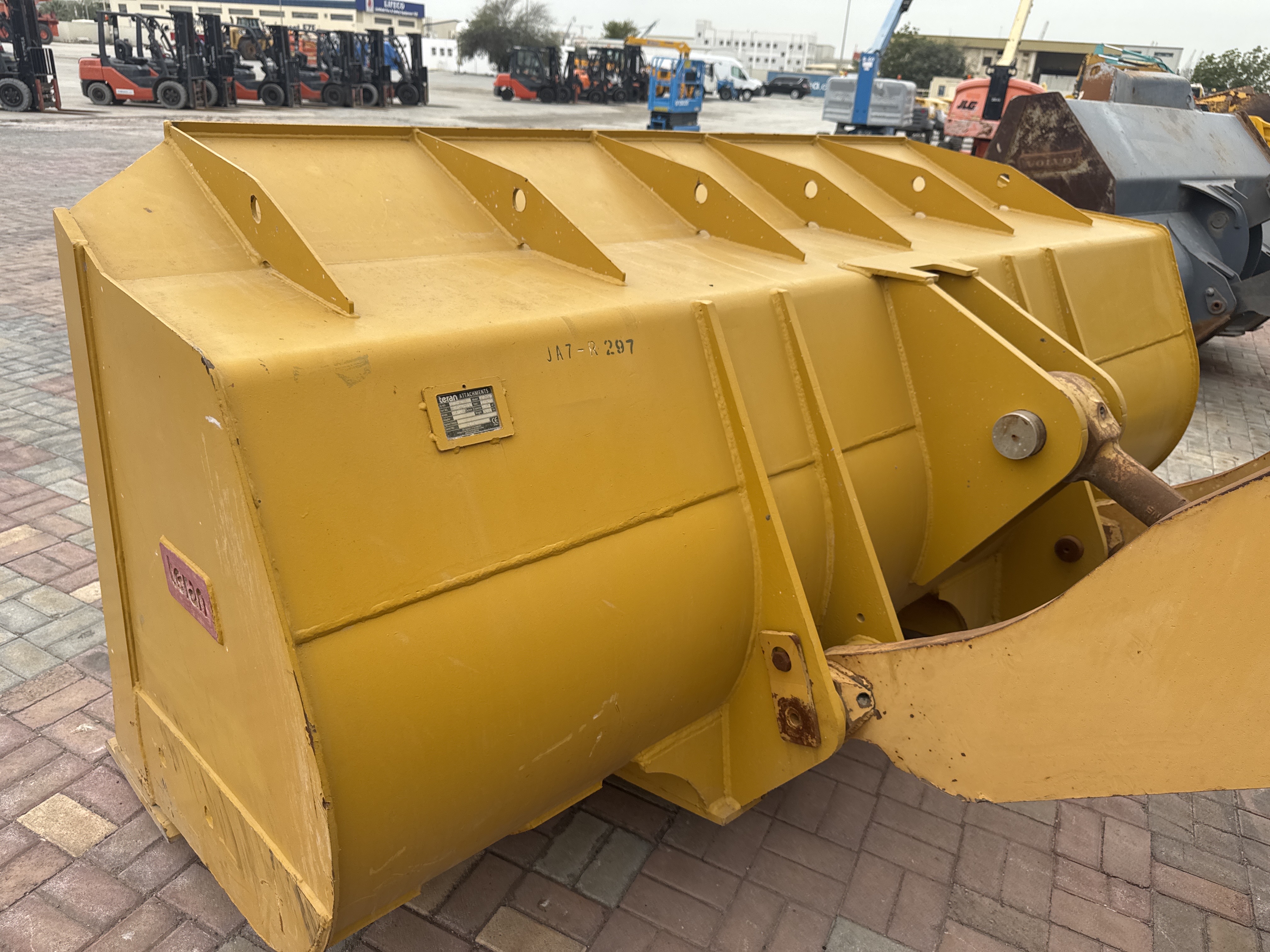 WHL-013-Cat-966H-Wheel-loaders-inspection-Attachments-Loader-bucket-condition-1