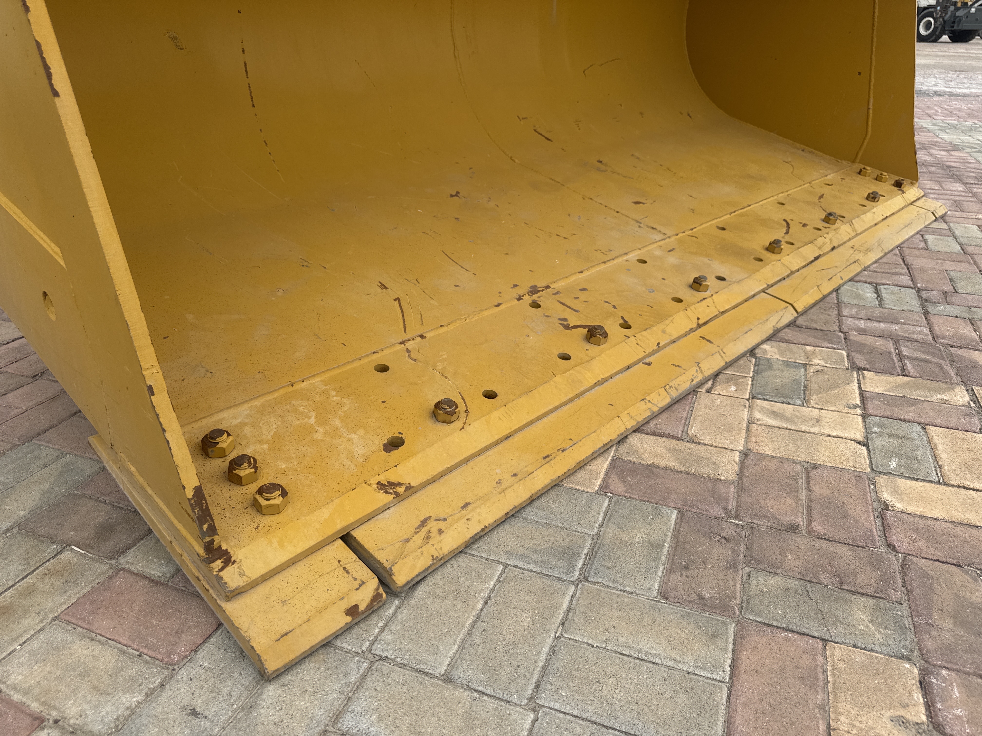 WHL-013-Cat-966H-Wheel-loaders-inspection-Attachments-Loader-bucket-cutting-edge/teeth-1