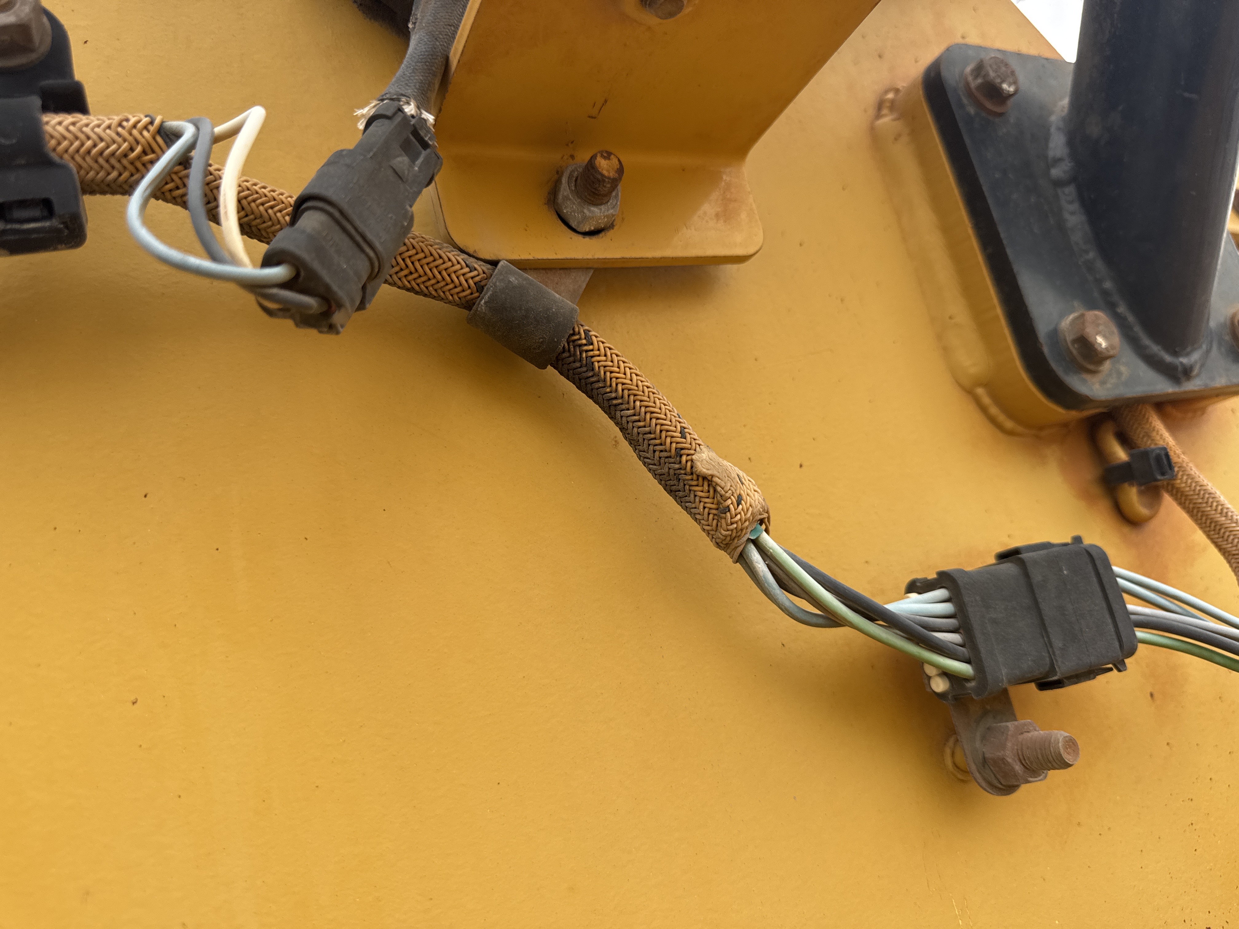 WHL-013-Cat-966H-Wheel-loaders-inspection-Electronic-Main-harness-1