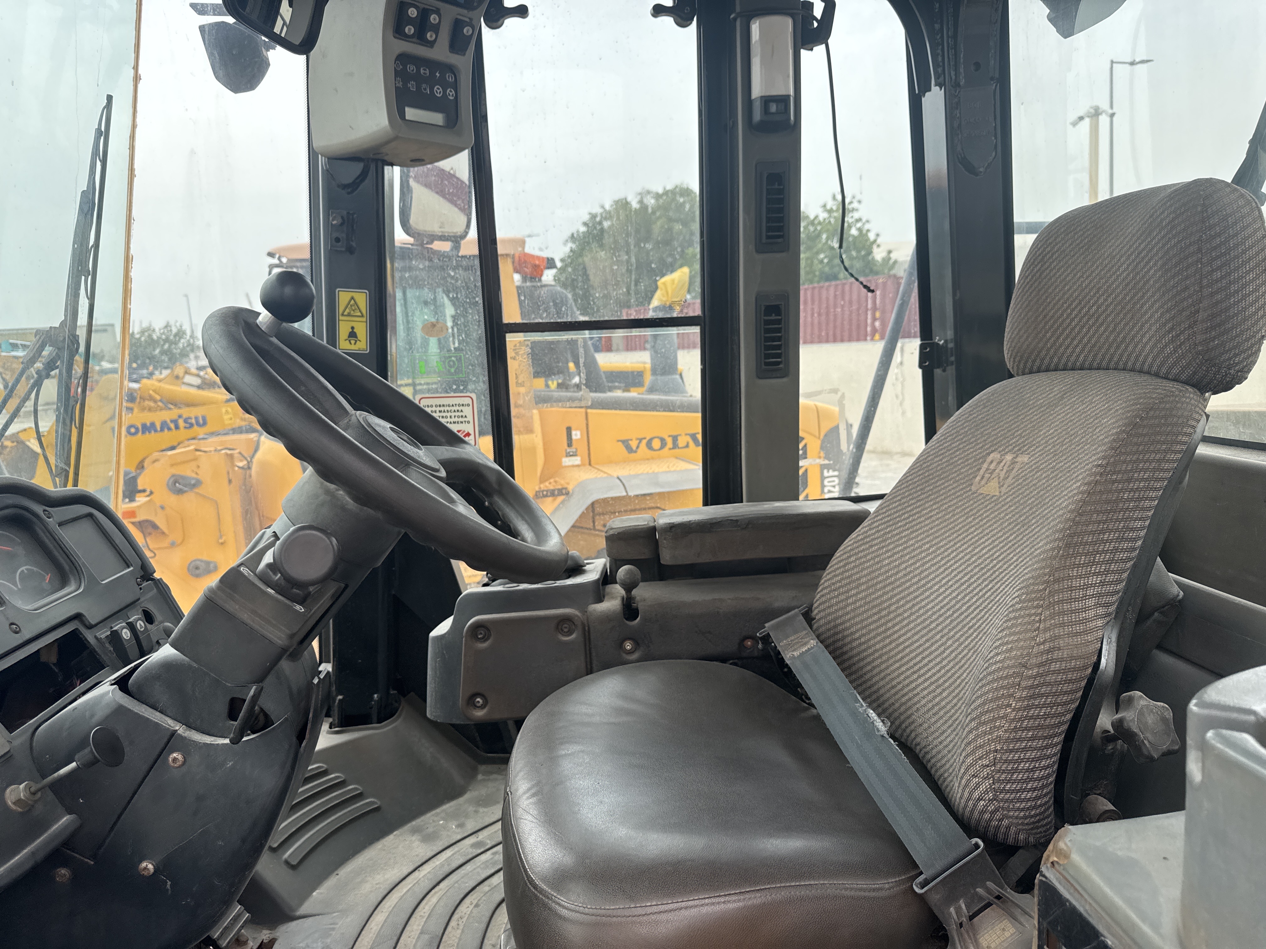WHL-013-Cat-966H-Wheel-loaders-inspection-Cabin-Seats/armrests-1