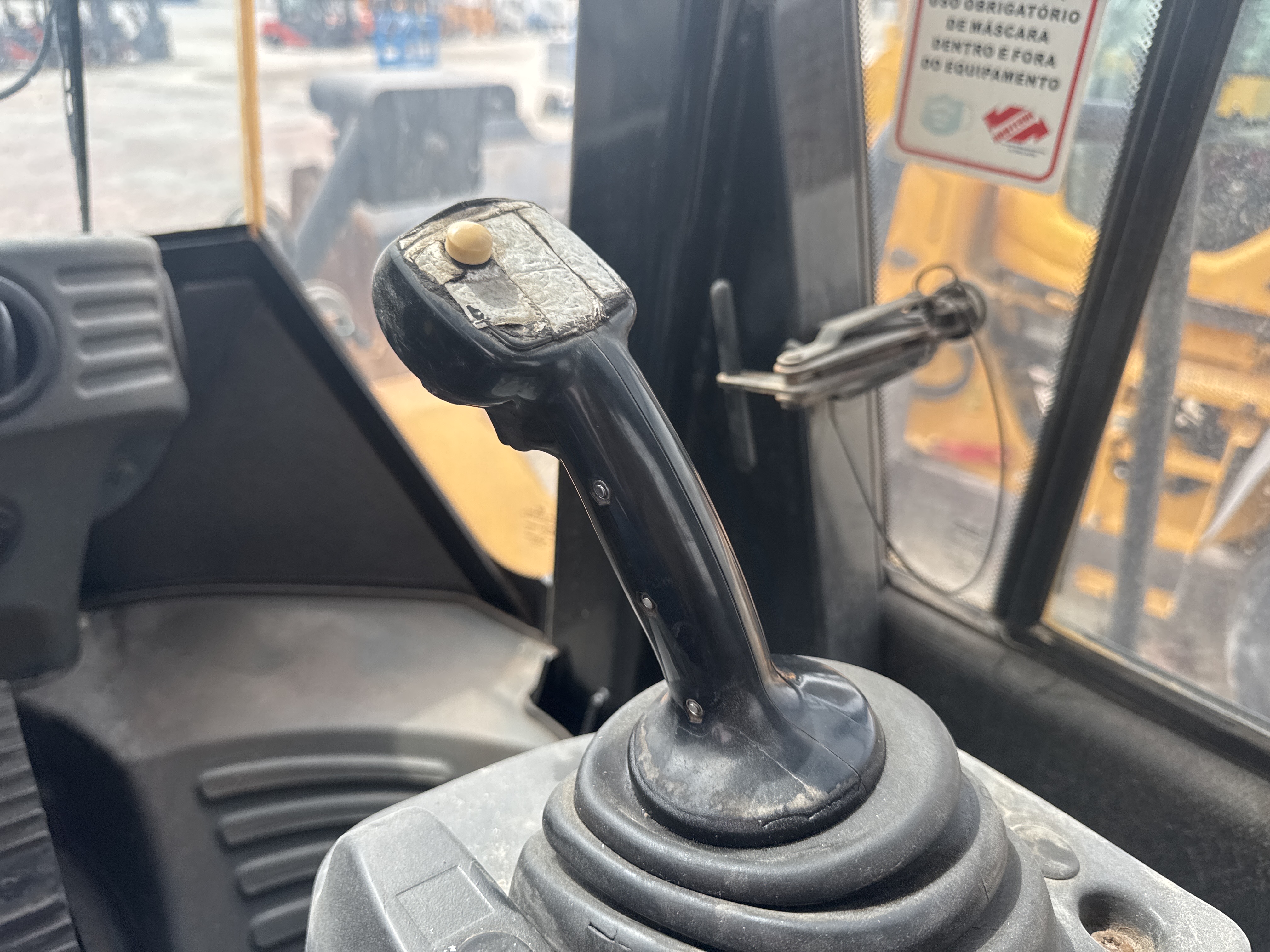 WHL-013-Cat-966H-Wheel-loaders-inspection-Cabin-Joysticks-1