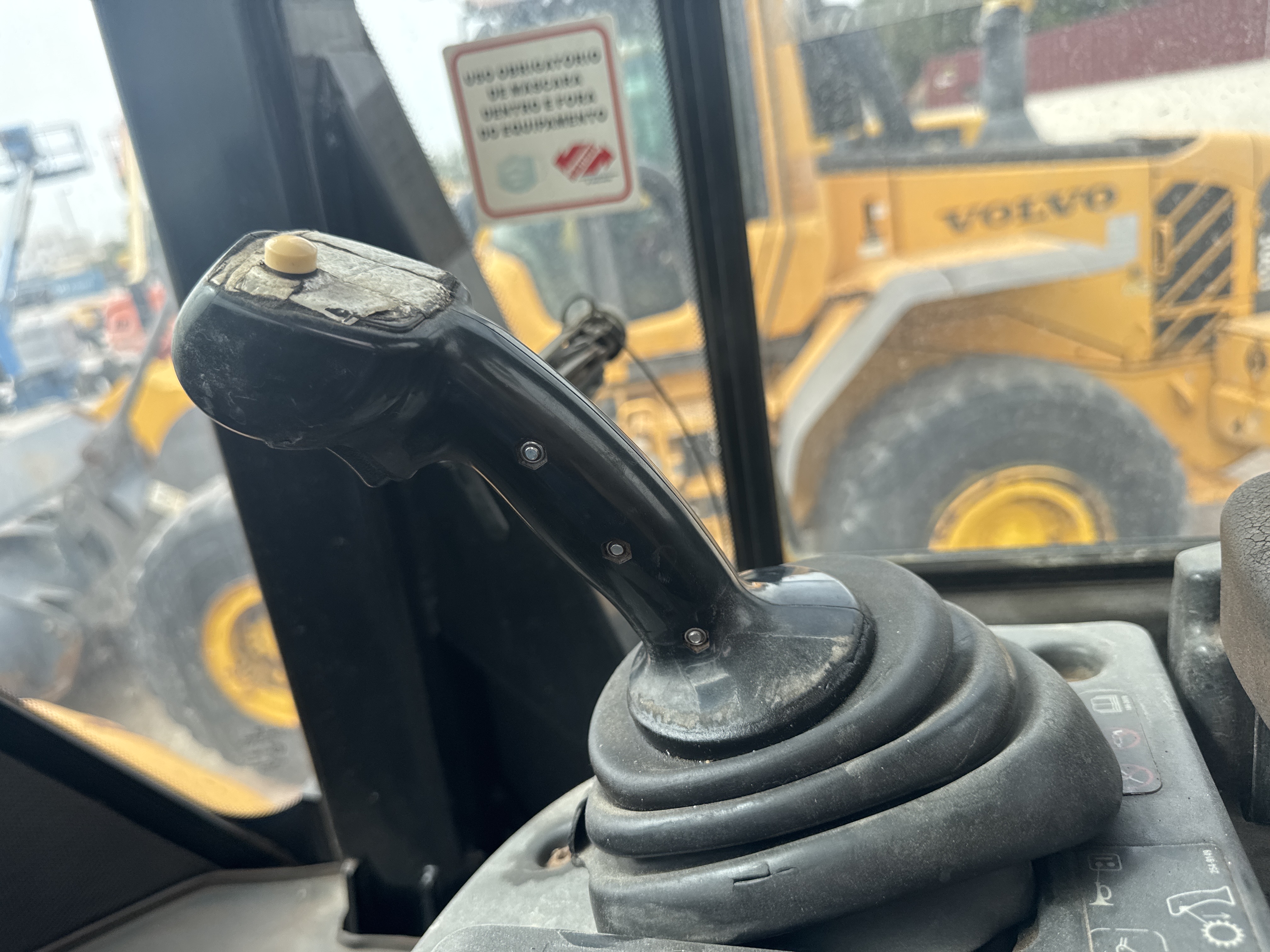 WHL-013-Cat-966H-Wheel-loaders-inspection-Cabin-Joysticks-1