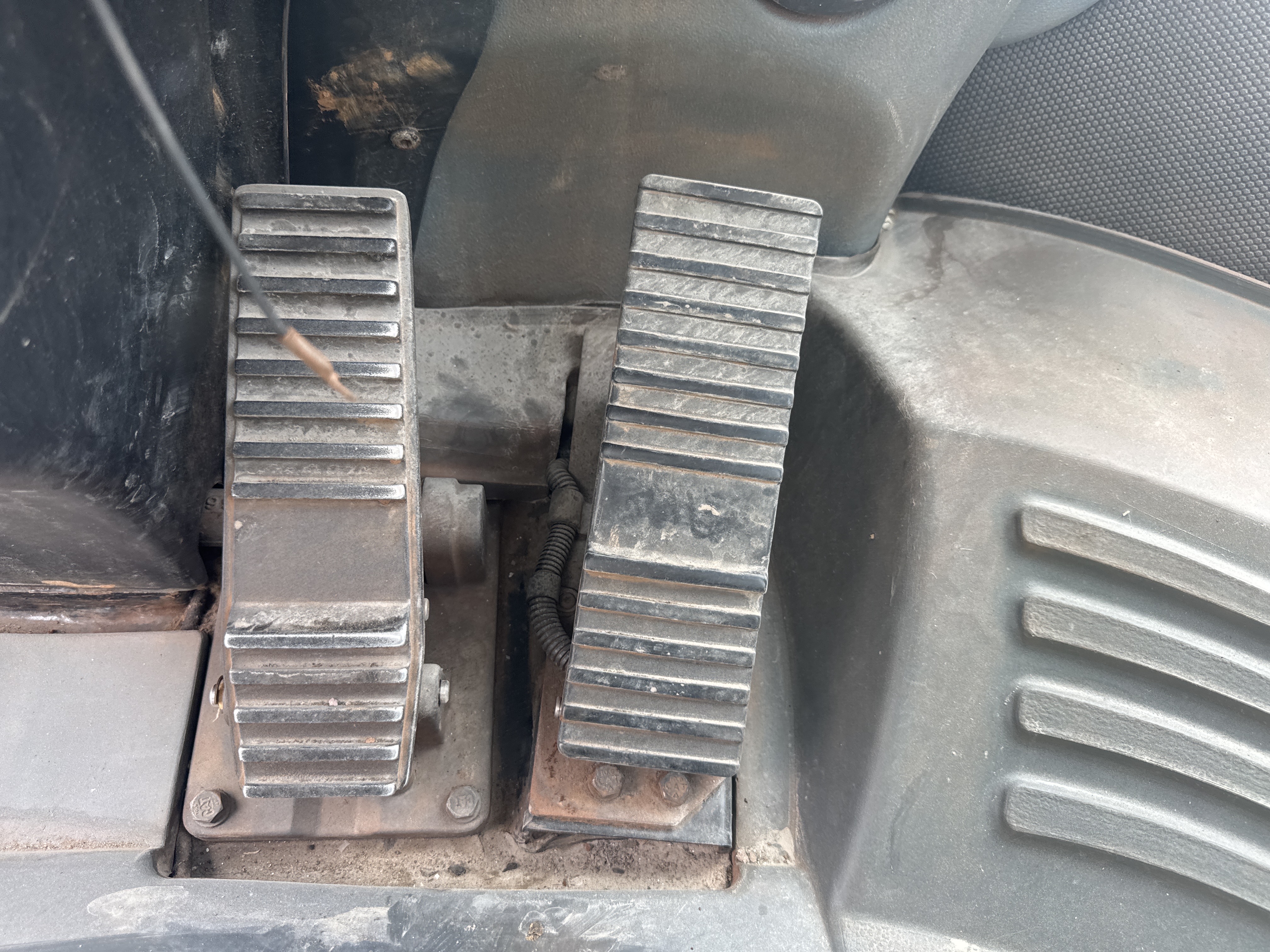 WHL-013-Cat-966H-Wheel-loaders-inspection-Cabin-Pedals-1