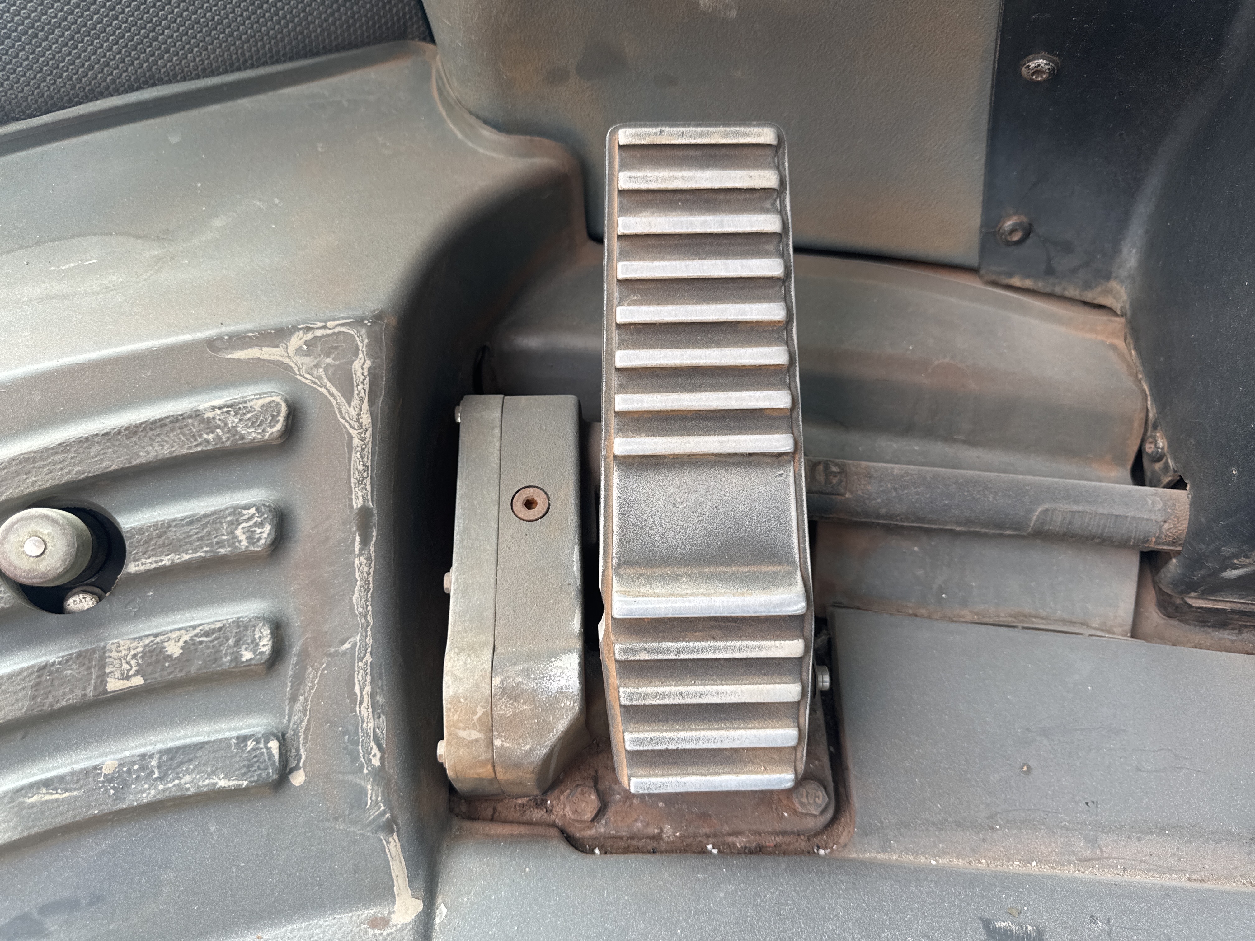 WHL-013-Cat-966H-Wheel-loaders-inspection-Cabin-Pedals-1