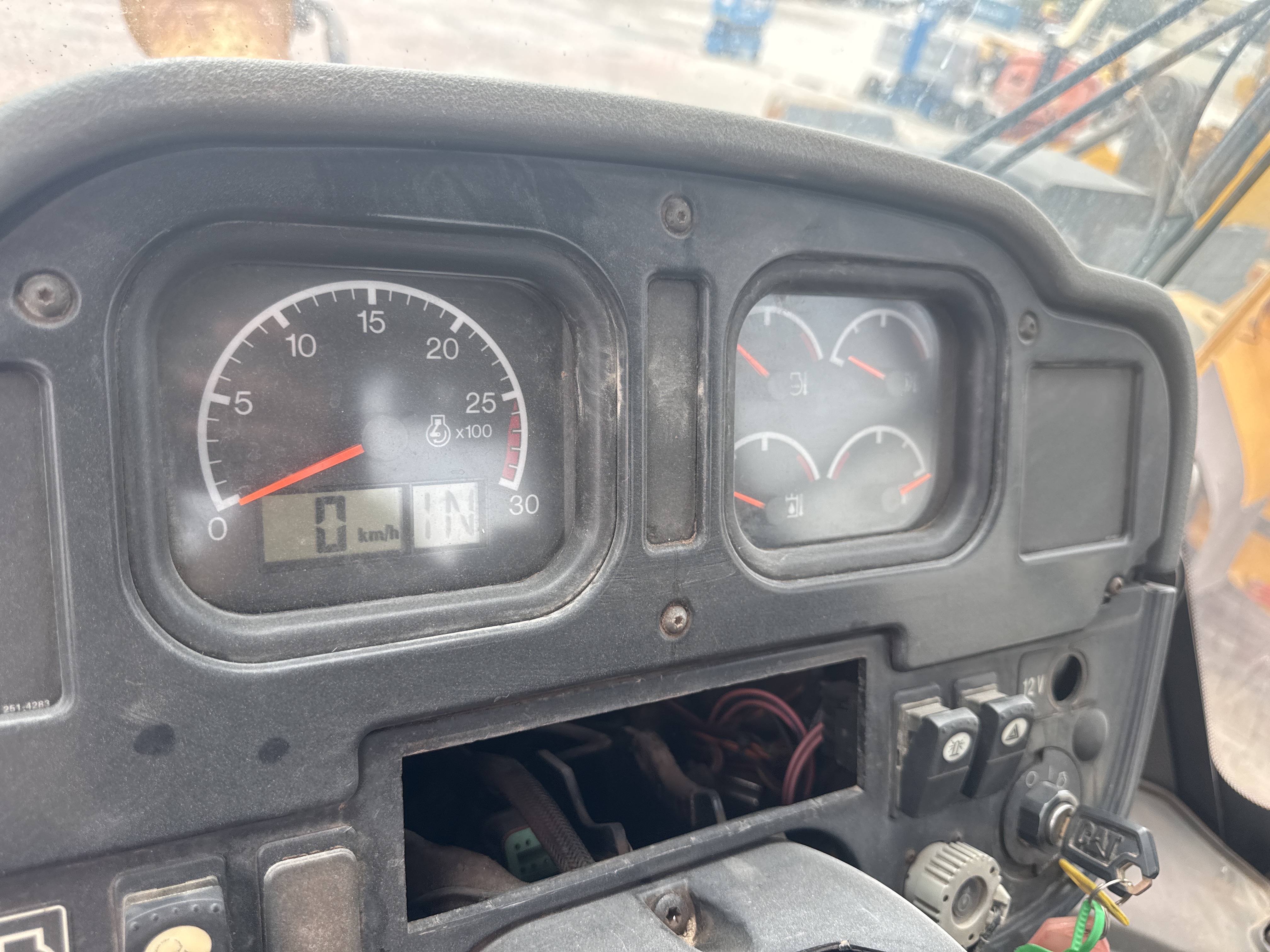 WHL-013-Cat-966H-Wheel-loaders-inspection-Cabin-Instrument-cluster-1