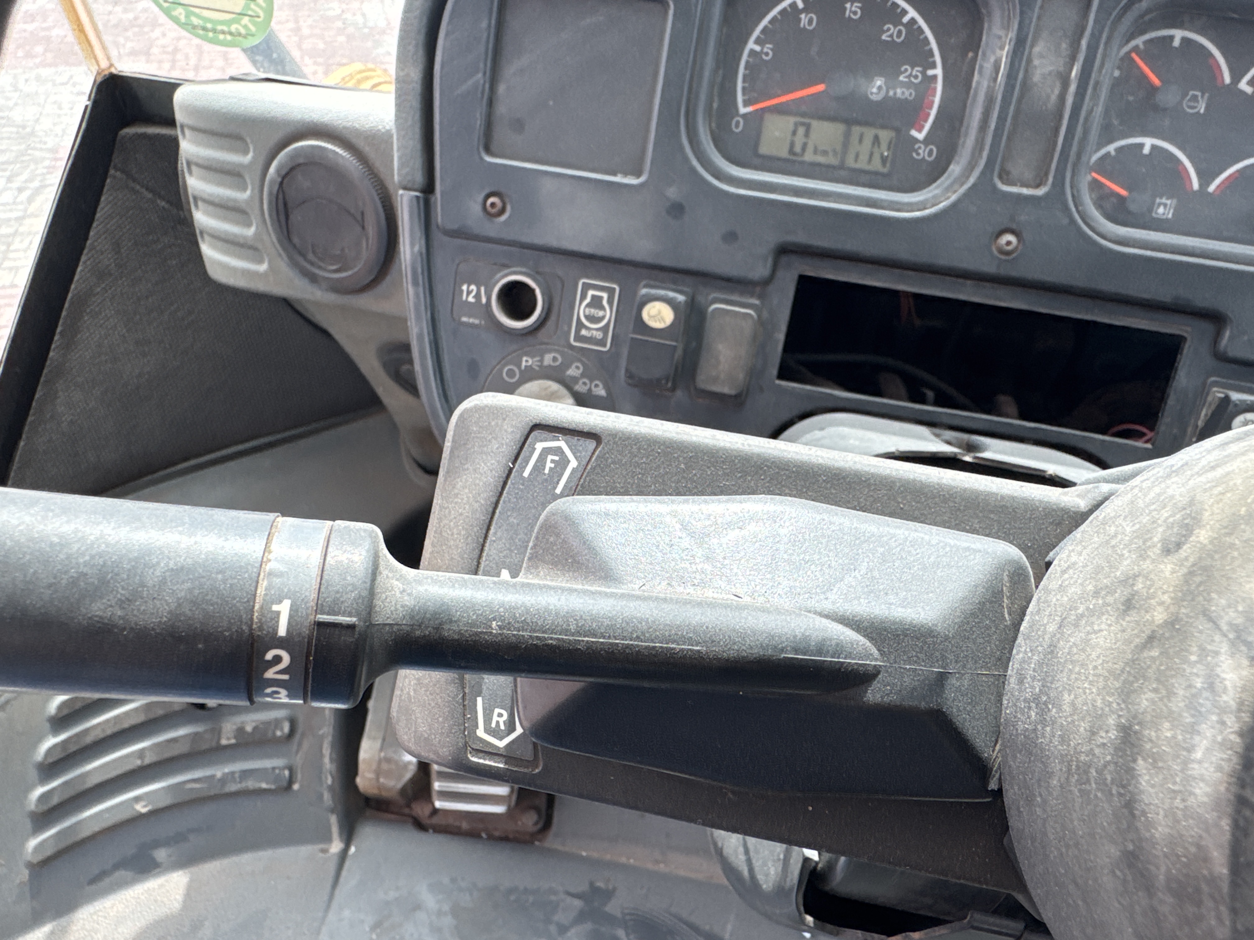 WHL-013-Cat-966H-Wheel-loaders-inspection-Cabin-Gear-lever-1
