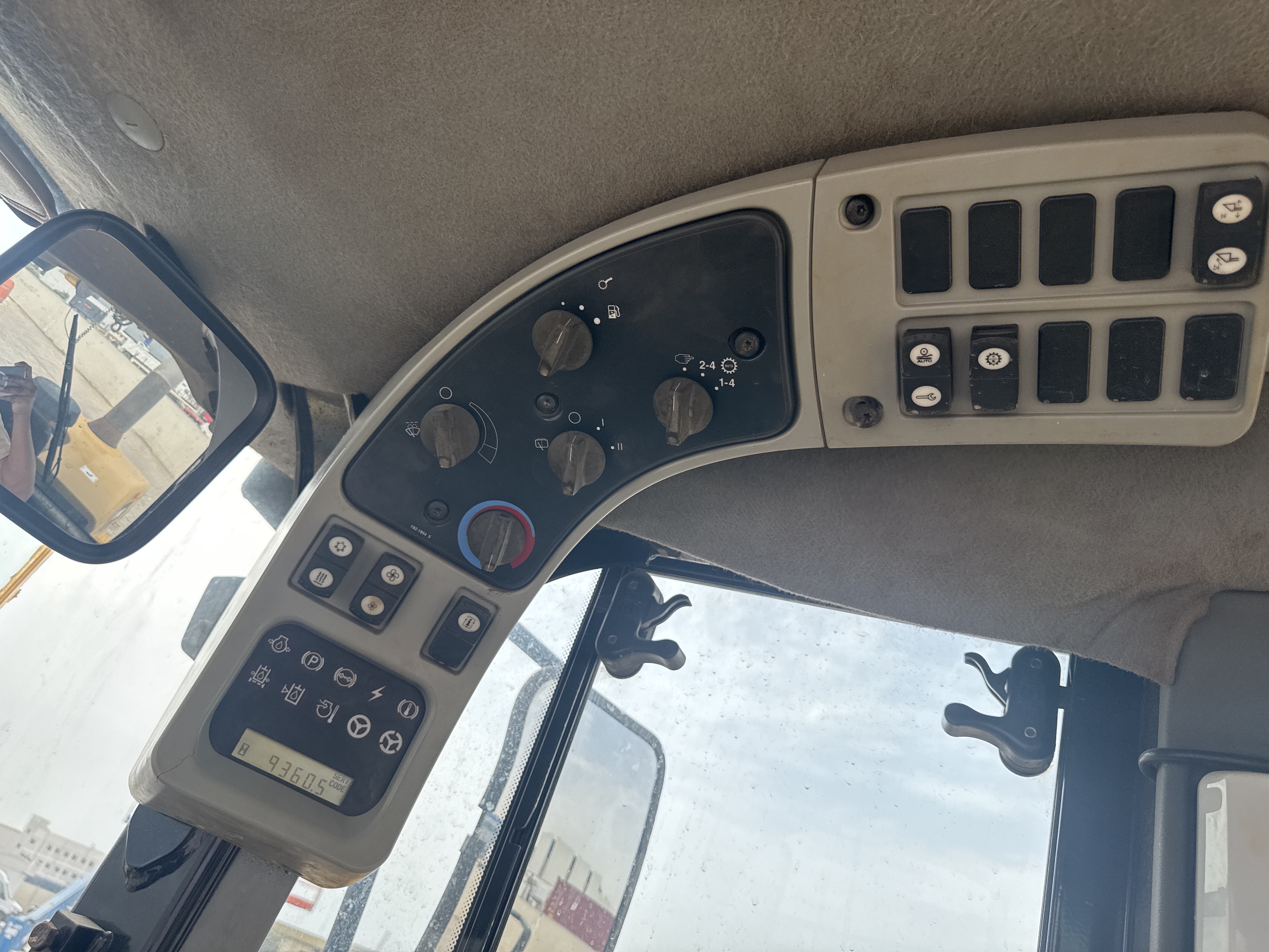 WHL-013-Cat-966H-Wheel-loaders-inspection-Cabin-Electronic-instrument-board-1