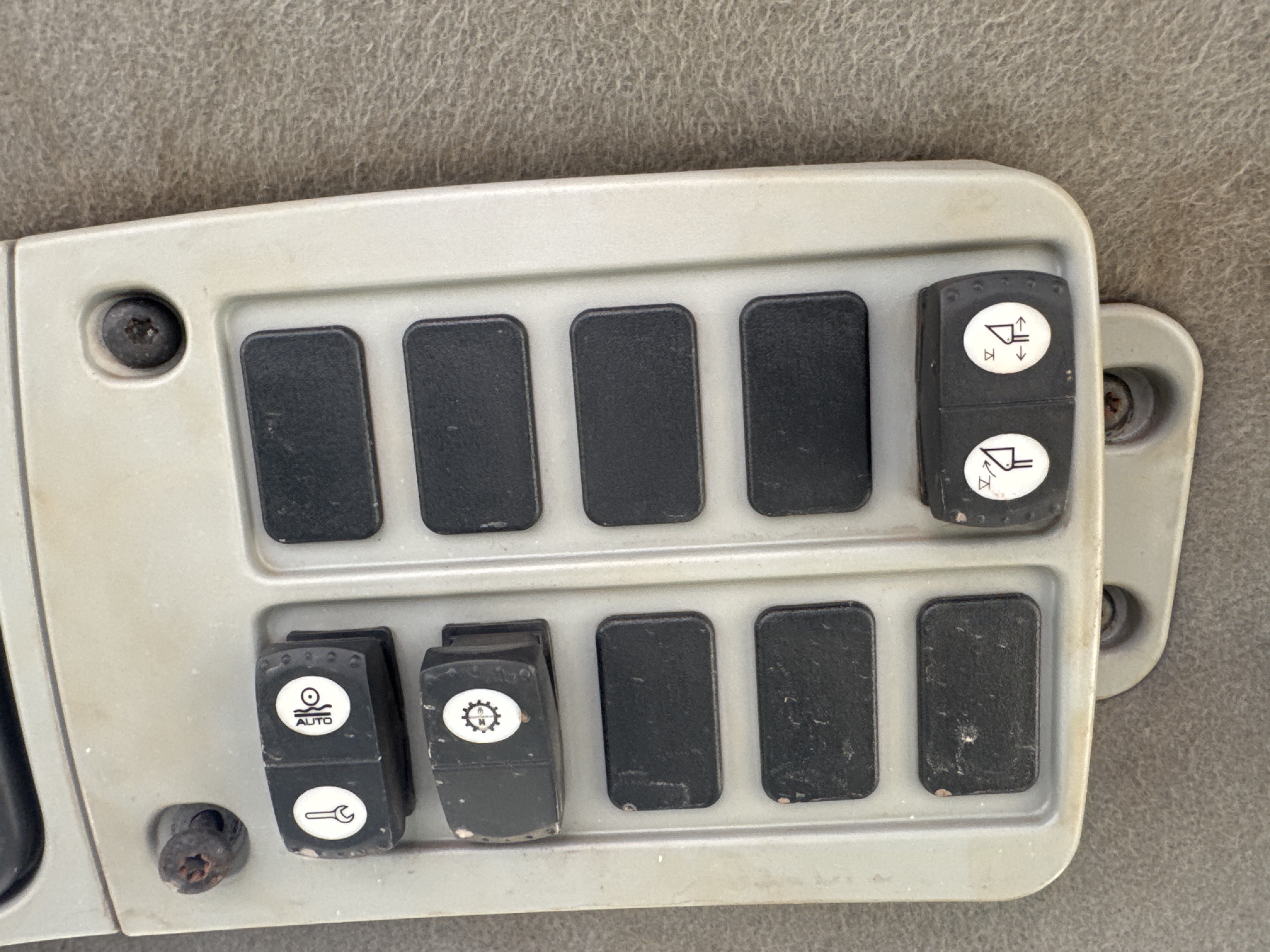 WHL-013-Cat-966H-Wheel-loaders-inspection-Cabin-Electronic-instrument-board-1