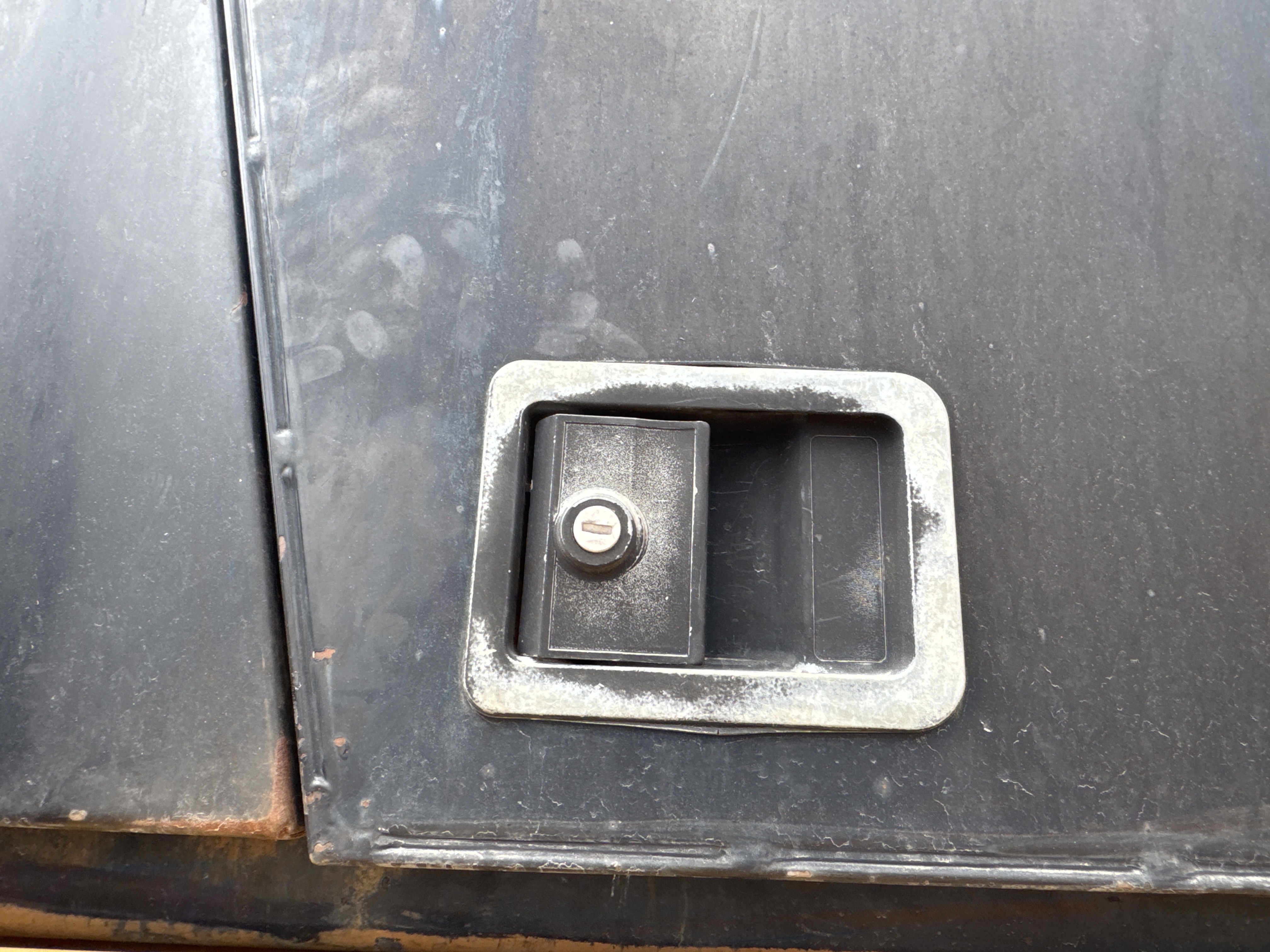 WHL-013-Cat-966H-Wheel-loaders-inspection-Cabin-Door-handles-1