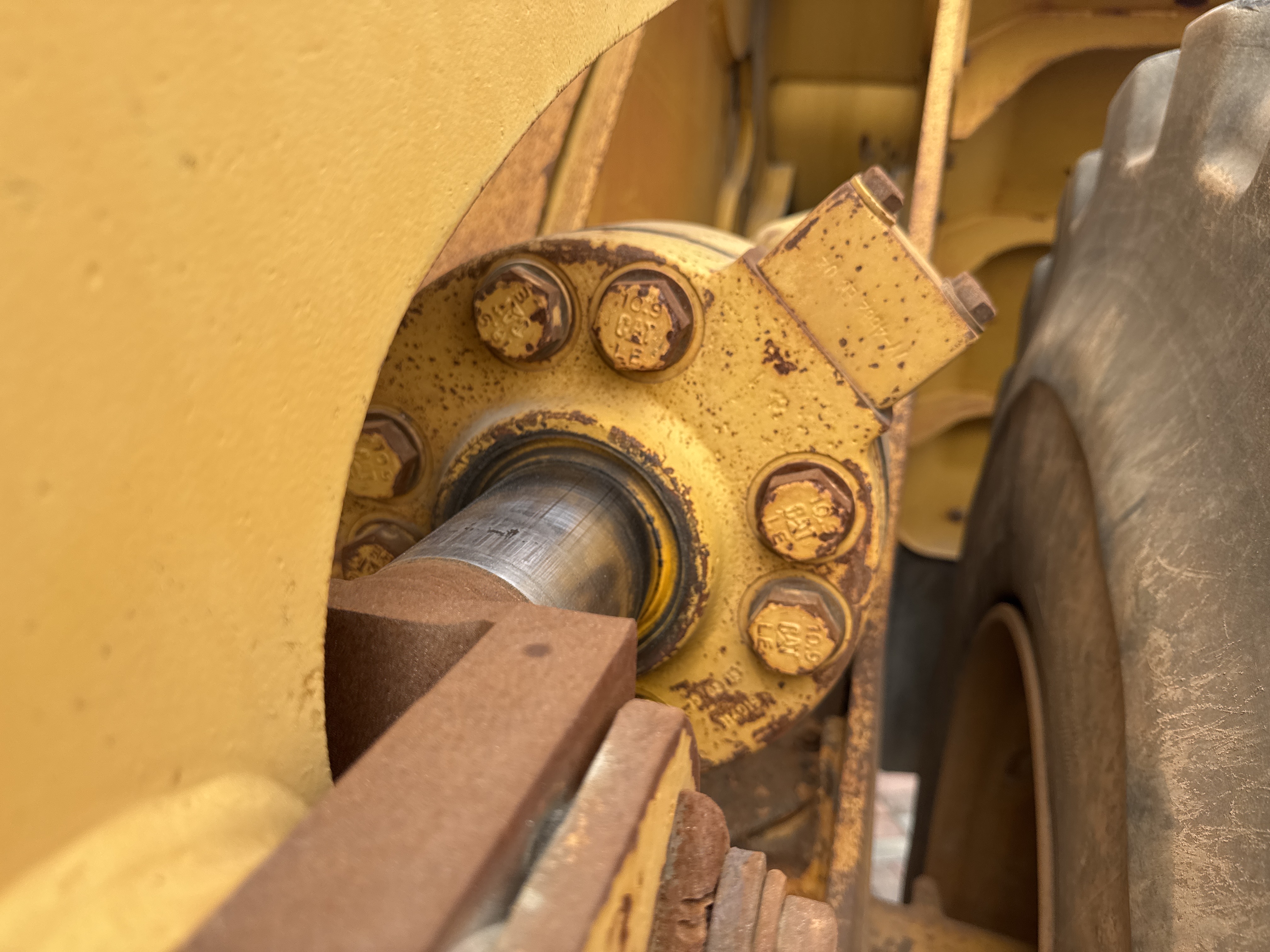 WHL-013-Cat-966H-Wheel-loaders-inspection-Hydraulics-Boom-lift-cylinder-1