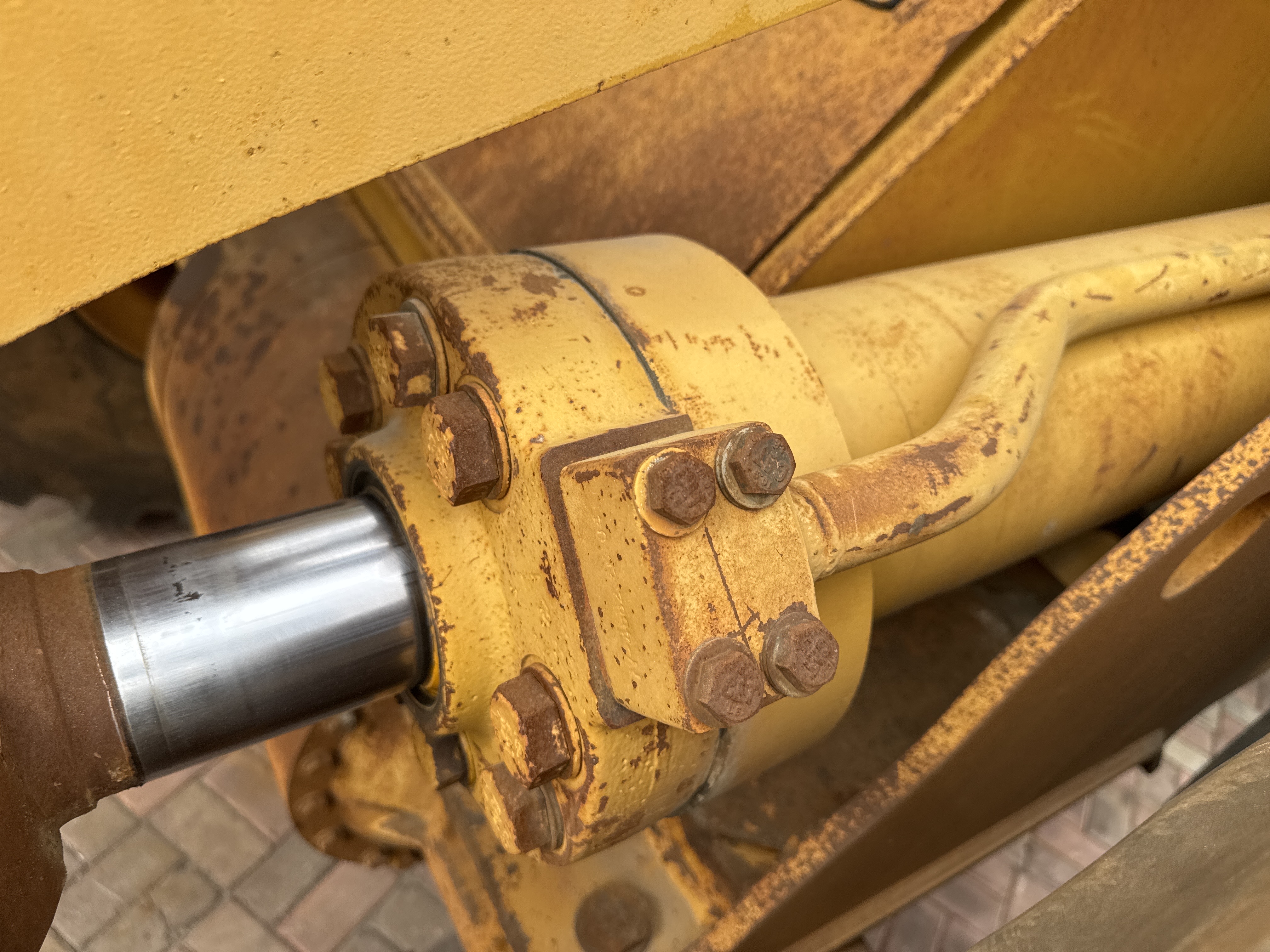WHL-013-Cat-966H-Wheel-loaders-inspection-Hydraulics-Boom-lift-cylinder-1