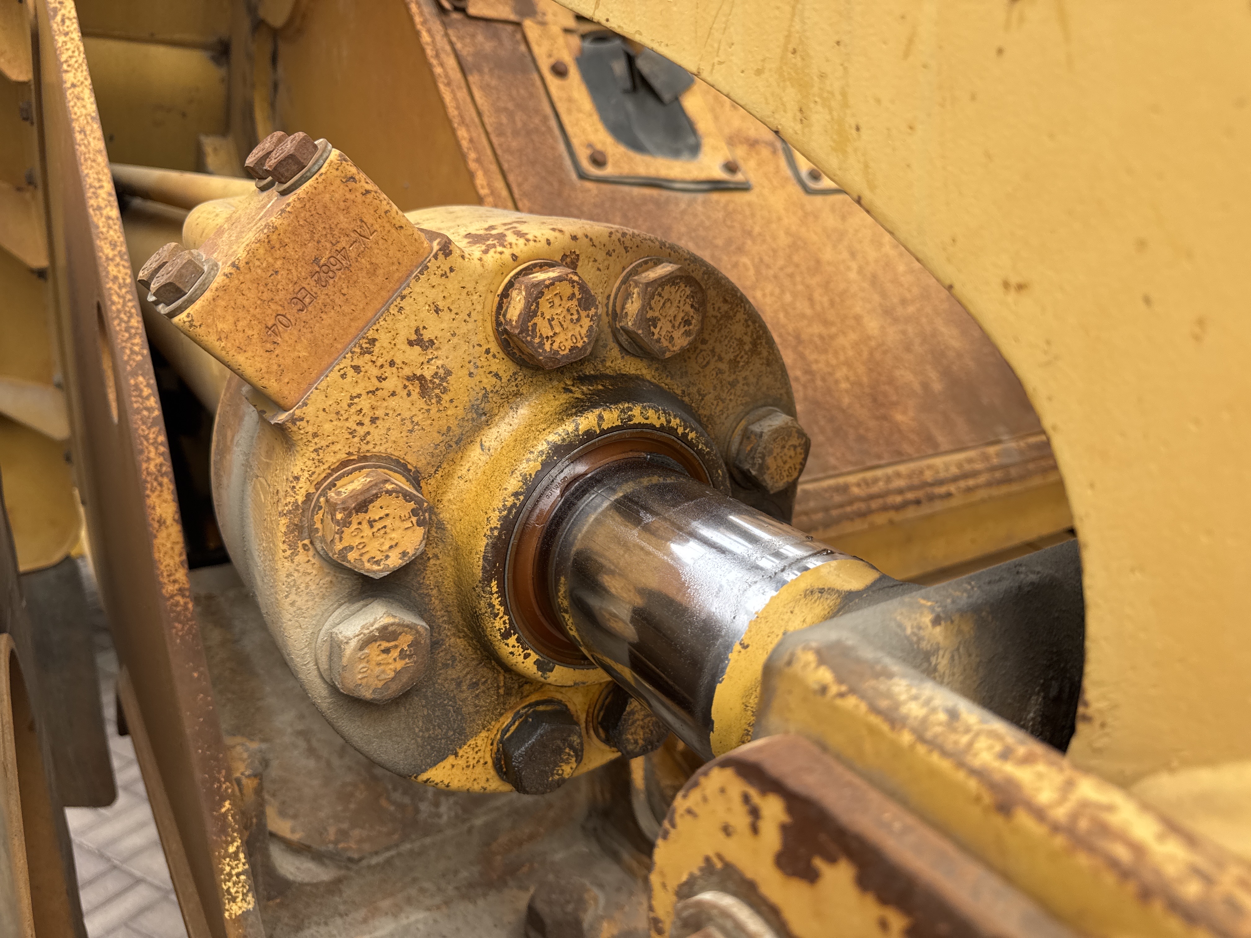 WHL-013-Cat-966H-Wheel-loaders-inspection-Hydraulics-Boom-lift-cylinder-1