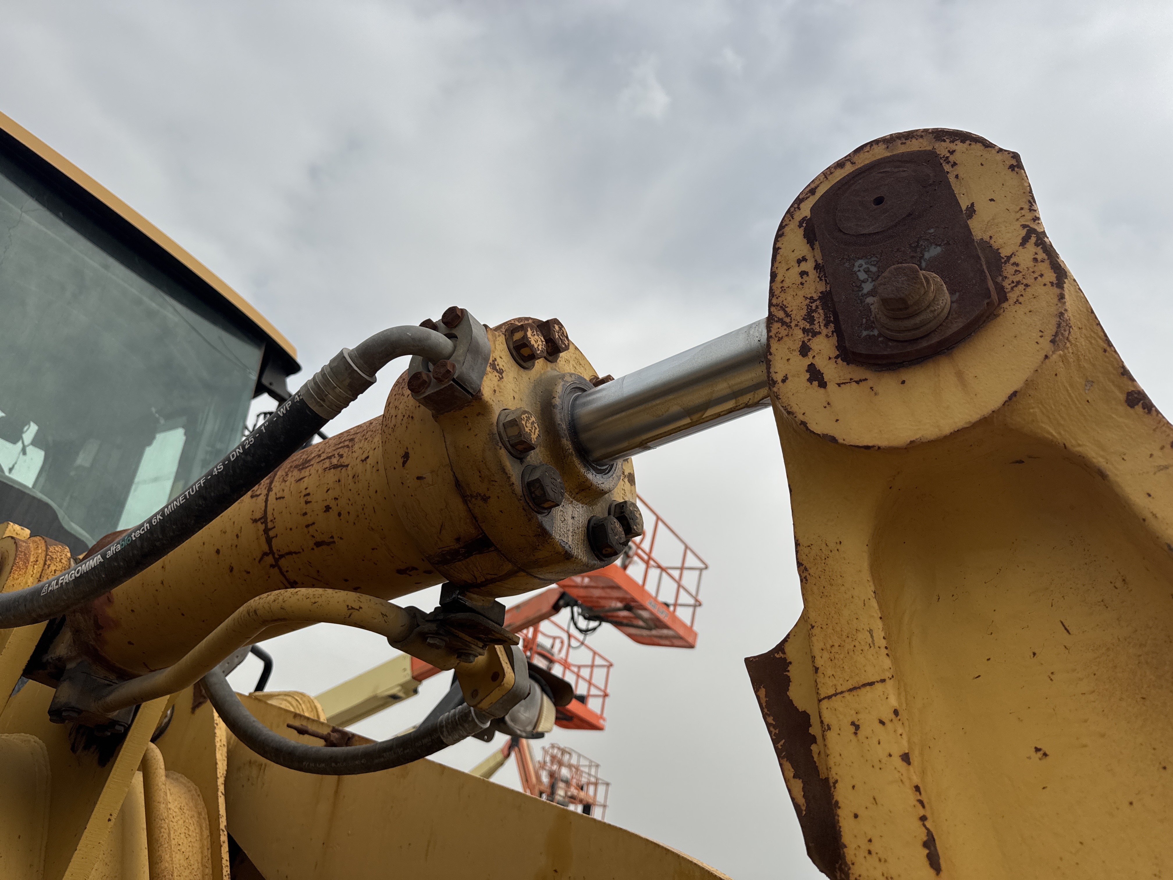 WHL-013-Cat-966H-Wheel-loaders-inspection-Hydraulics-Bucket-tilt-cylinders-1
