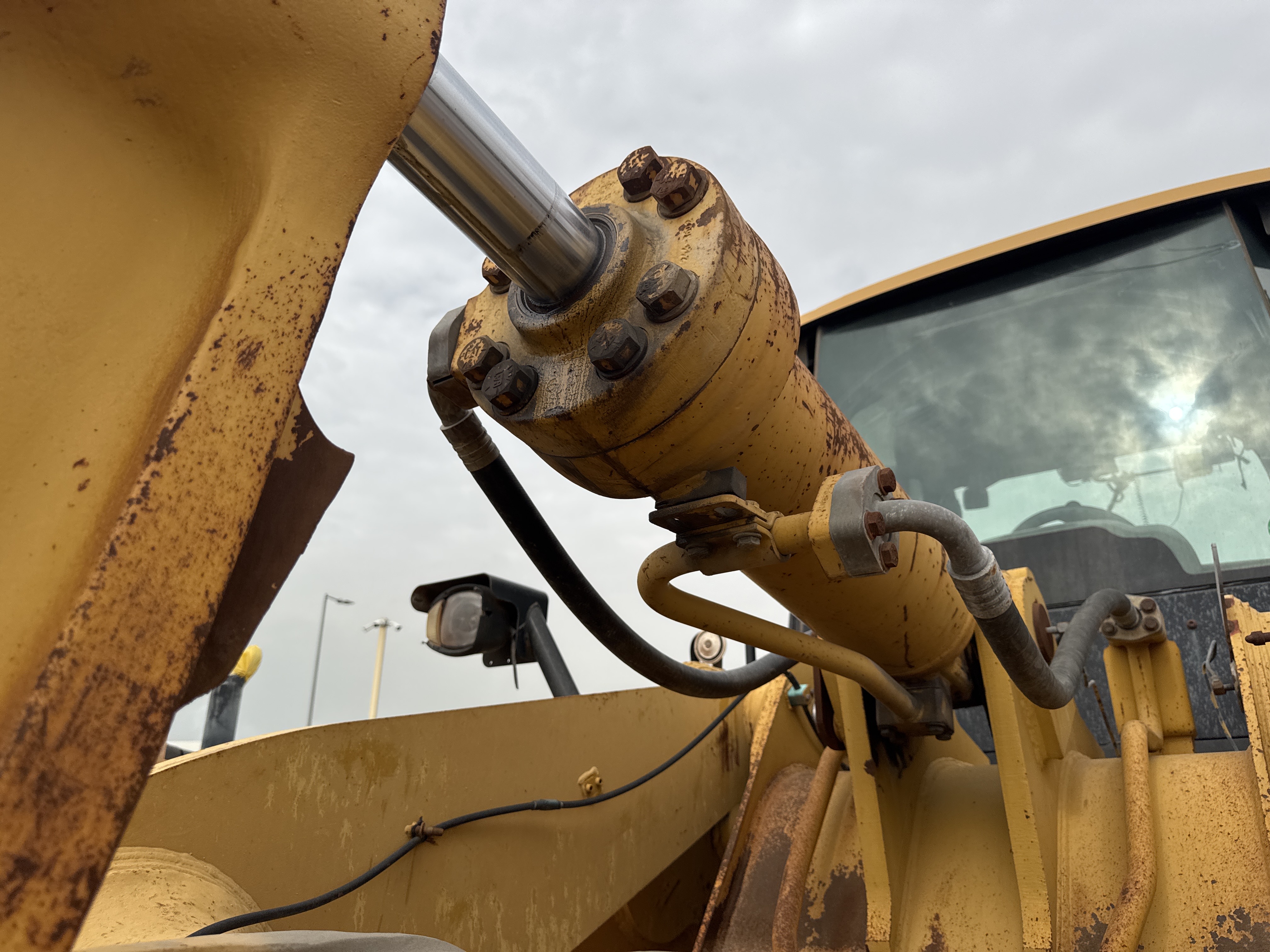 WHL-013-Cat-966H-Wheel-loaders-inspection-Hydraulics-Bucket-tilt-cylinders-1