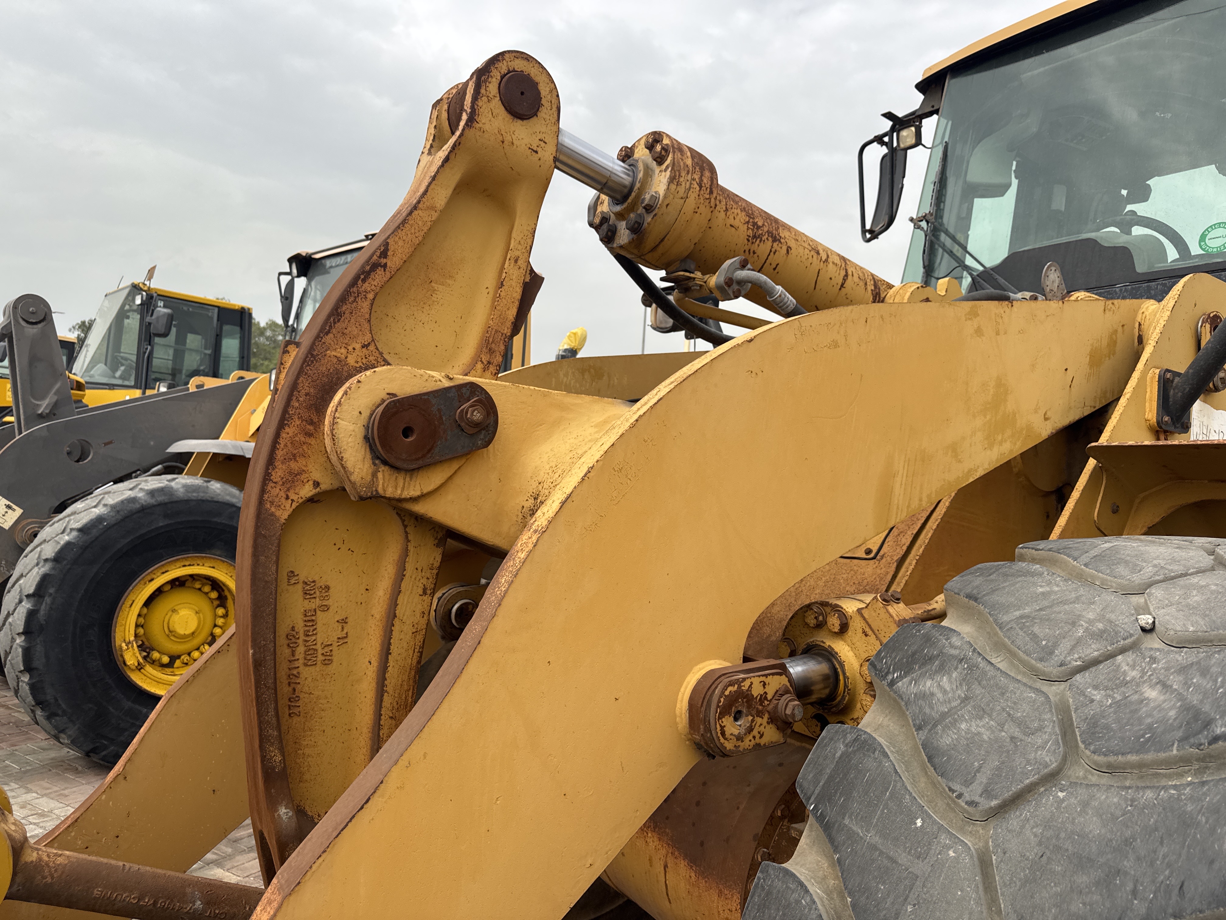 WHL-013-Cat-966H-Wheel-loaders-inspection-Hydraulics-Boom-1