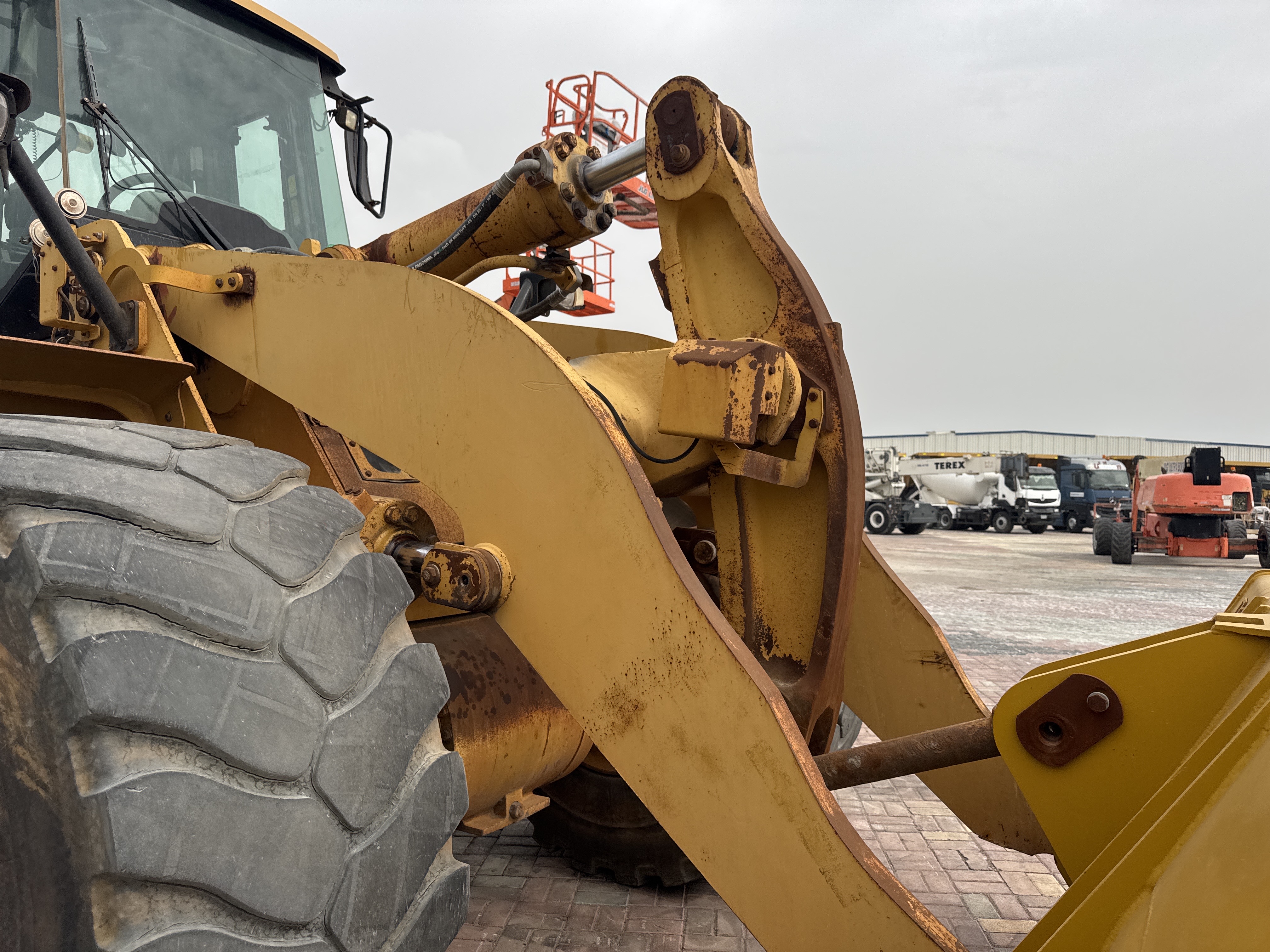 WHL-013-Cat-966H-Wheel-loaders-inspection-Hydraulics-Boom-1