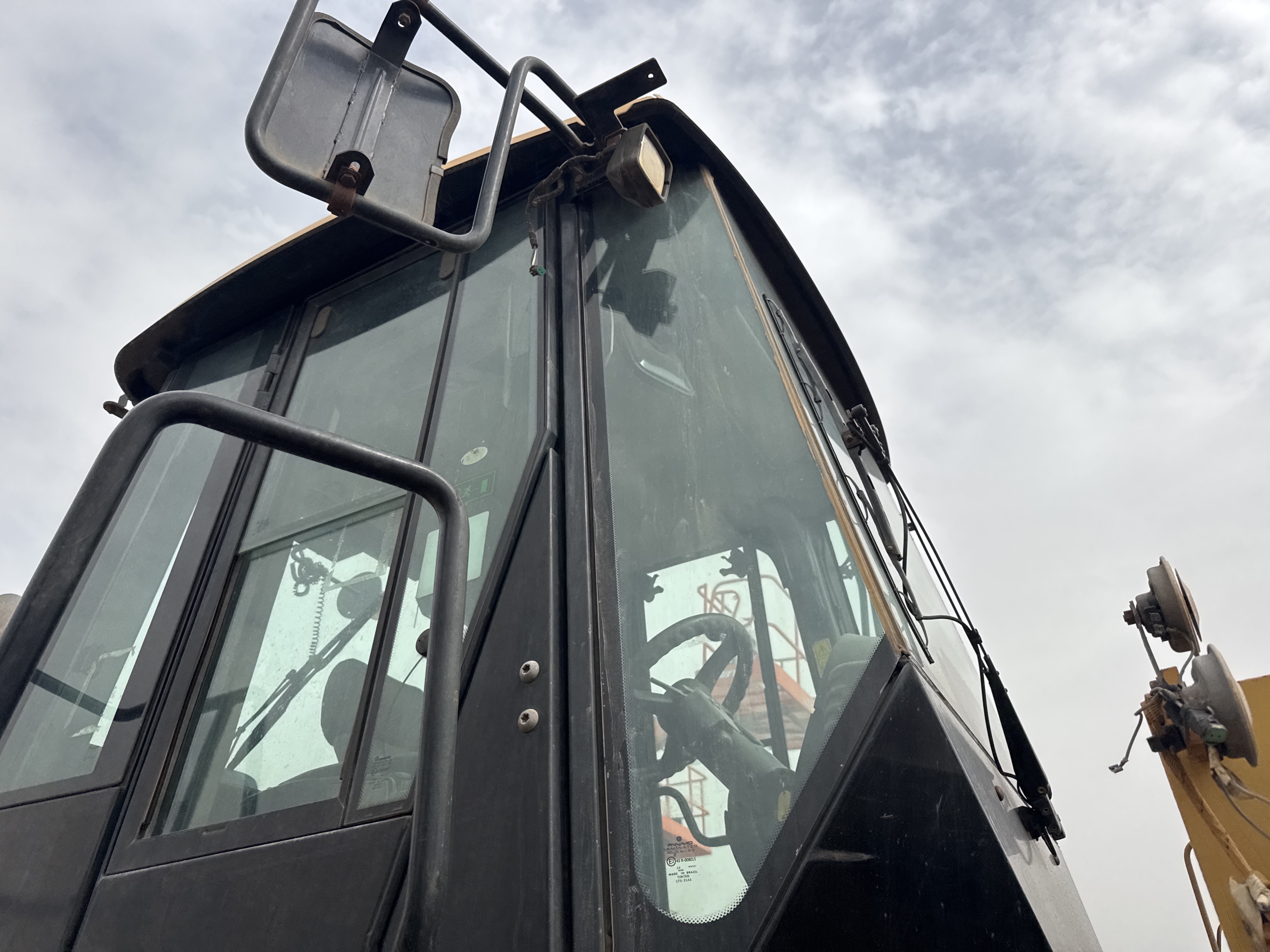 WHL-013-Cat-966H-Wheel-loaders-inspection-Safety-Glass-1