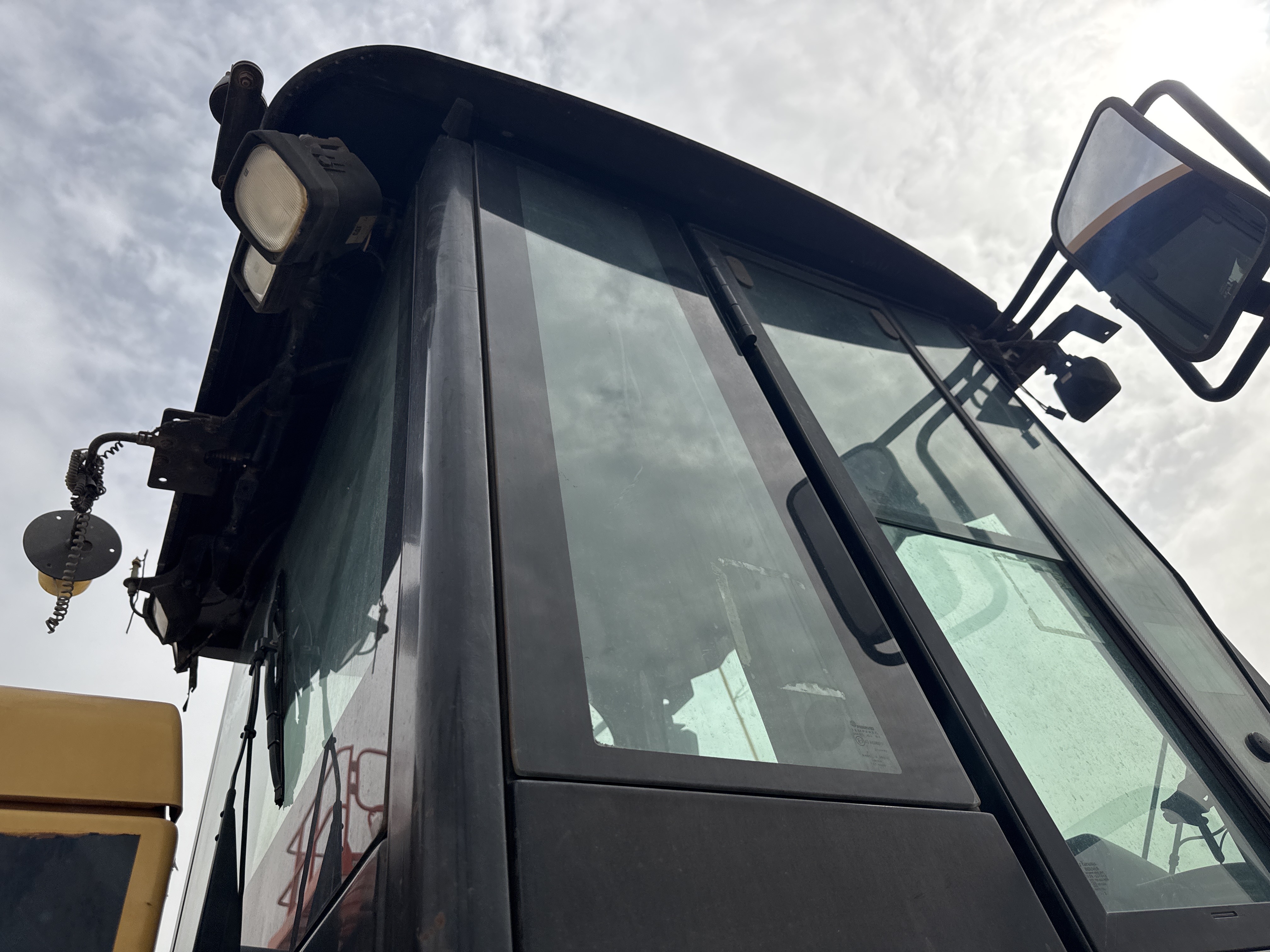 WHL-013-Cat-966H-Wheel-loaders-inspection-Safety-Glass-1