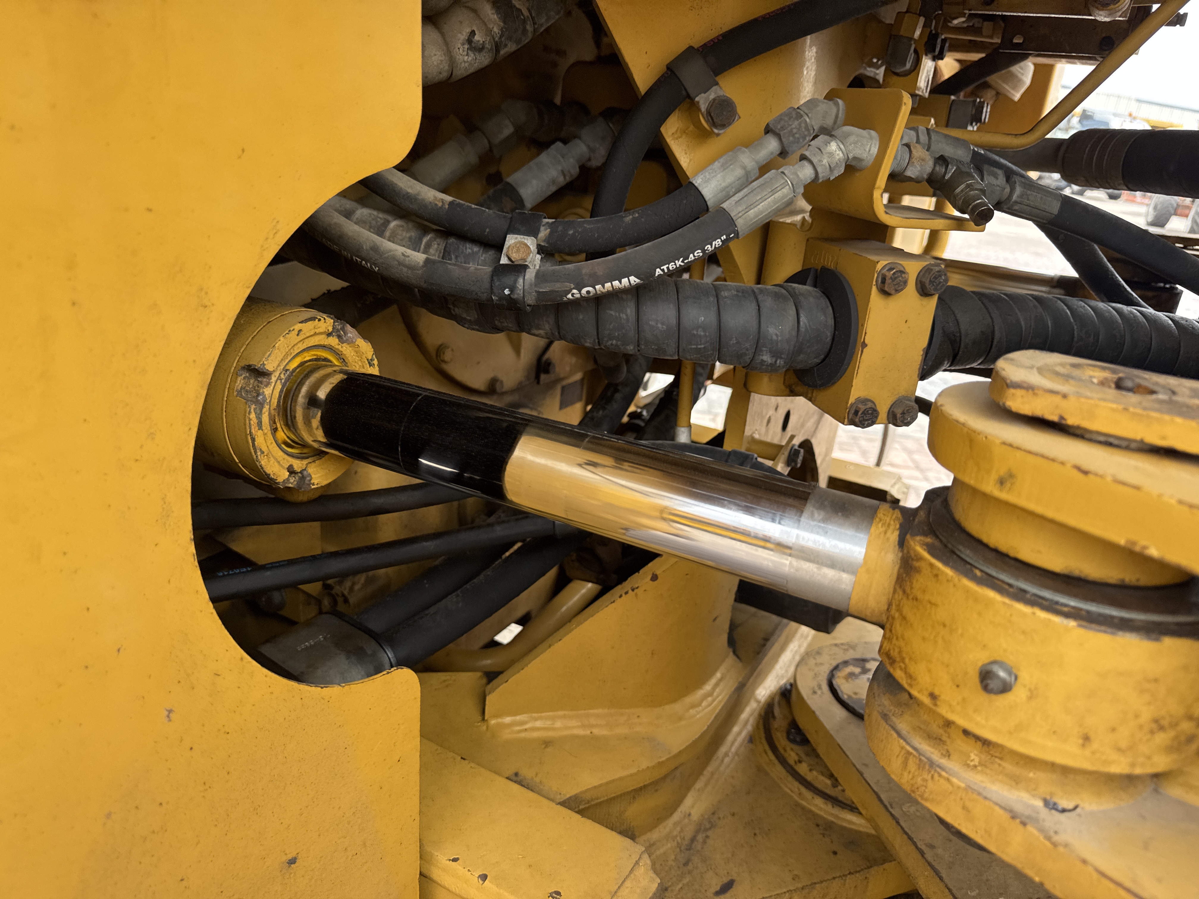 WHL-013-Cat-966H-Wheel-loaders-inspection-Hydraulics-Steering-cylinders-1