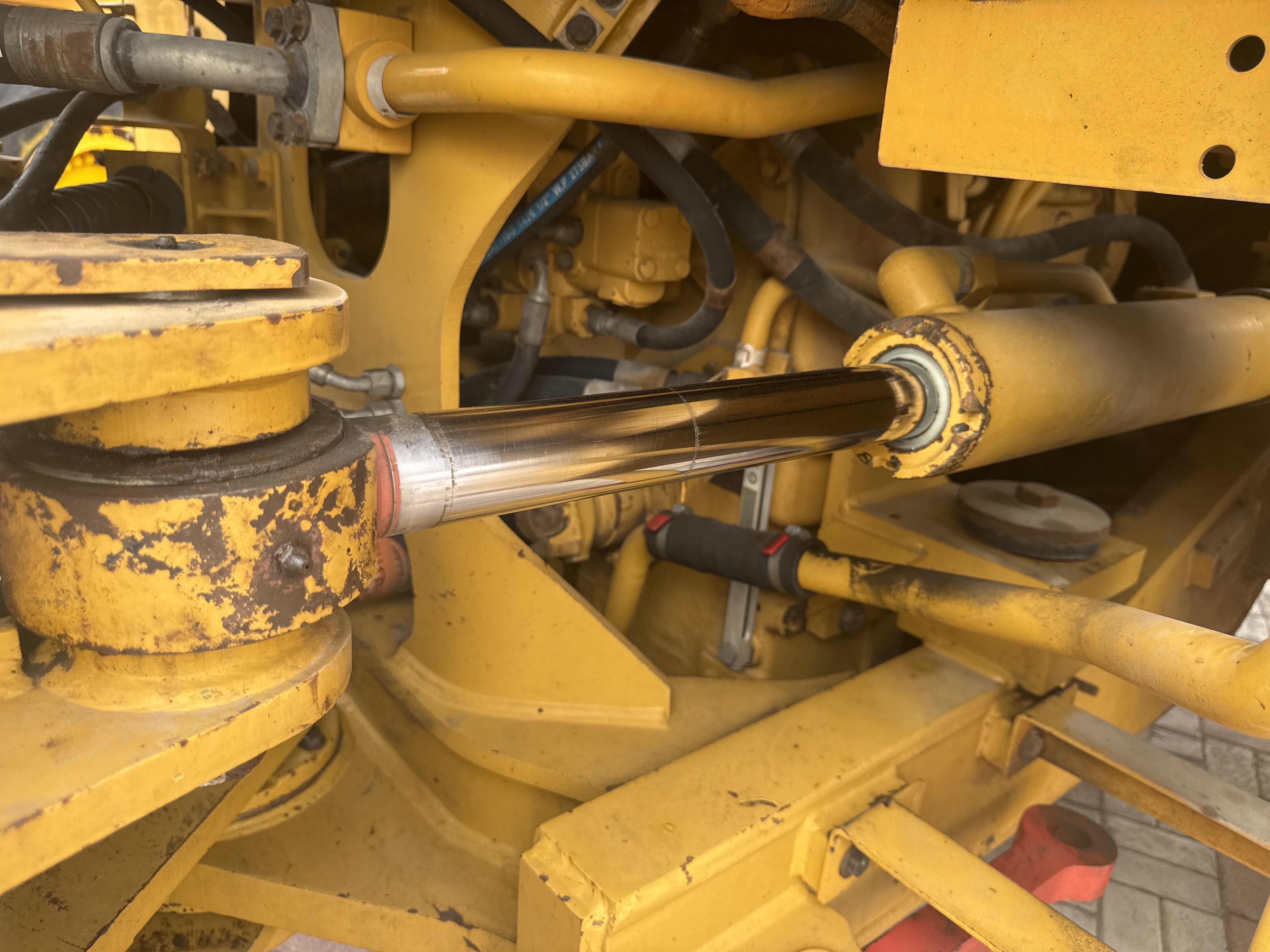 WHL-013-Cat-966H-Wheel-loaders-inspection-Hydraulics-Steering-cylinders-1