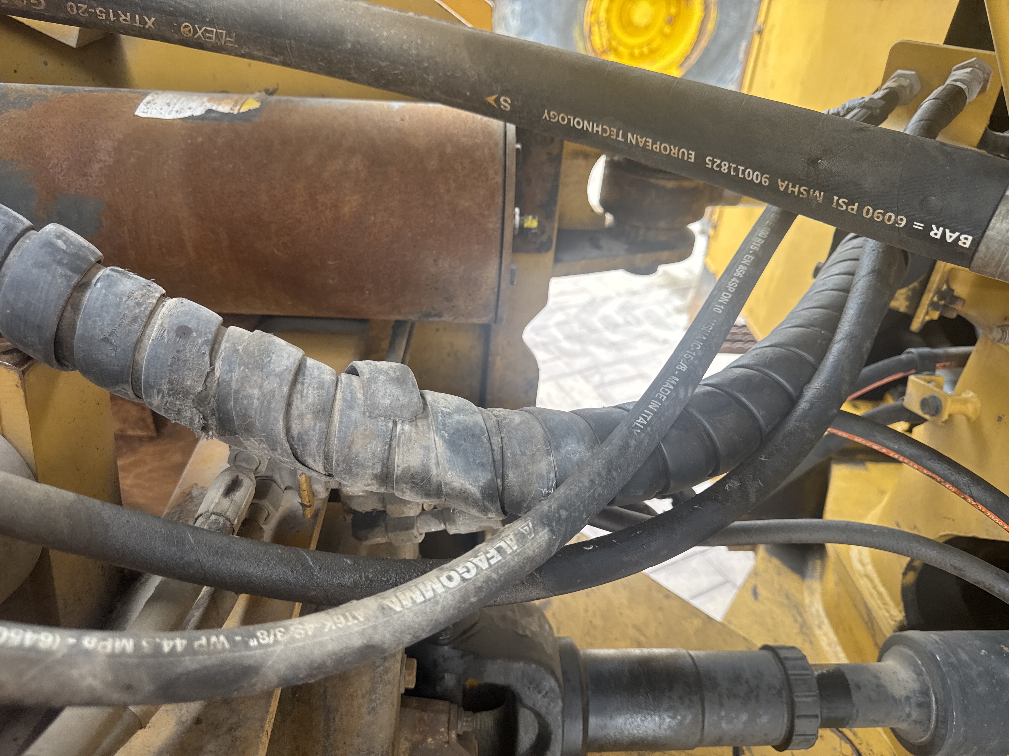 WHL-013-Cat-966H-Wheel-loaders-inspection-Hydraulics-Hydraulic-hoses-and-lines-1