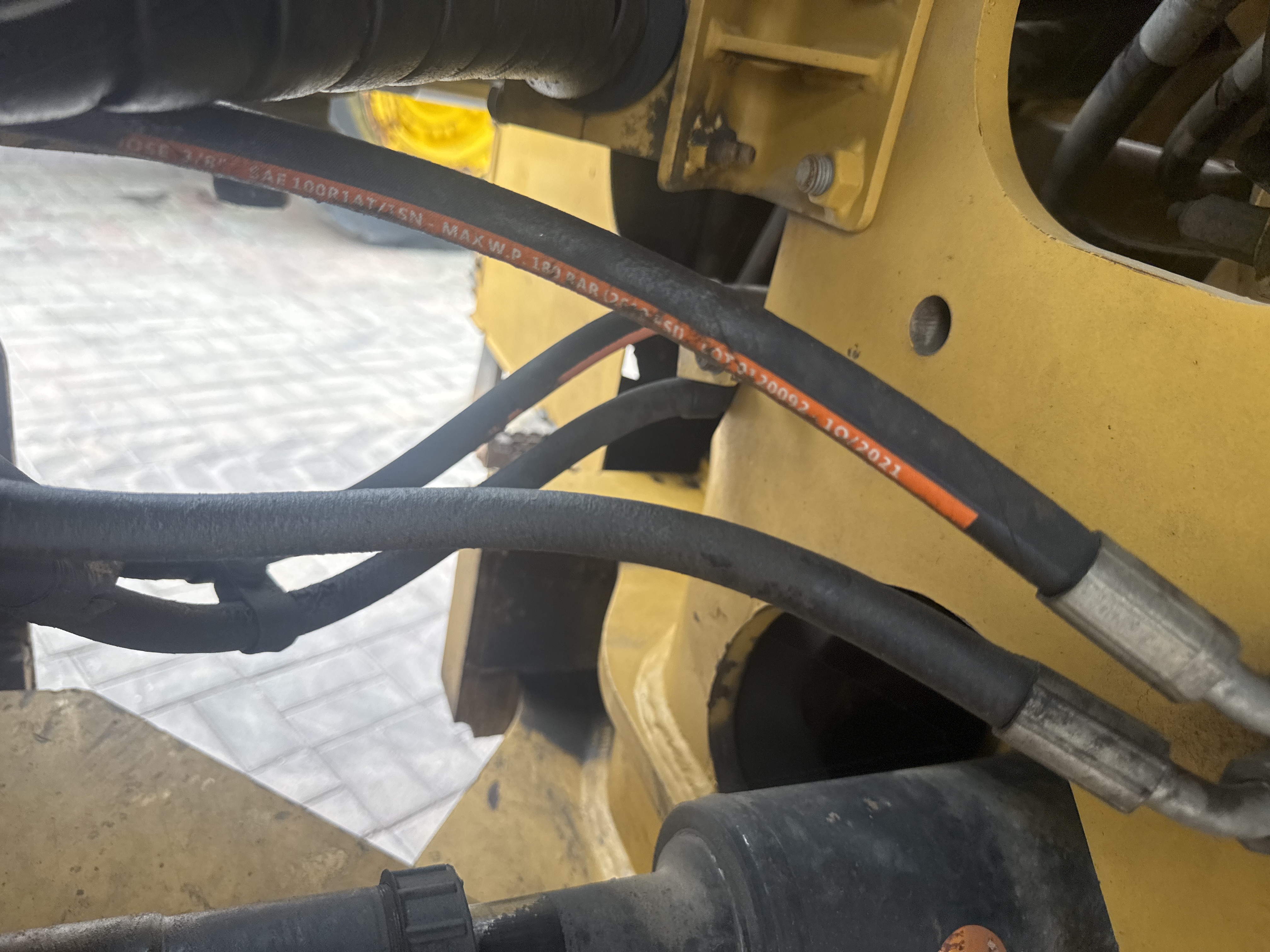 WHL-013-Cat-966H-Wheel-loaders-inspection-Hydraulics-Hydraulic-hoses-and-lines-1