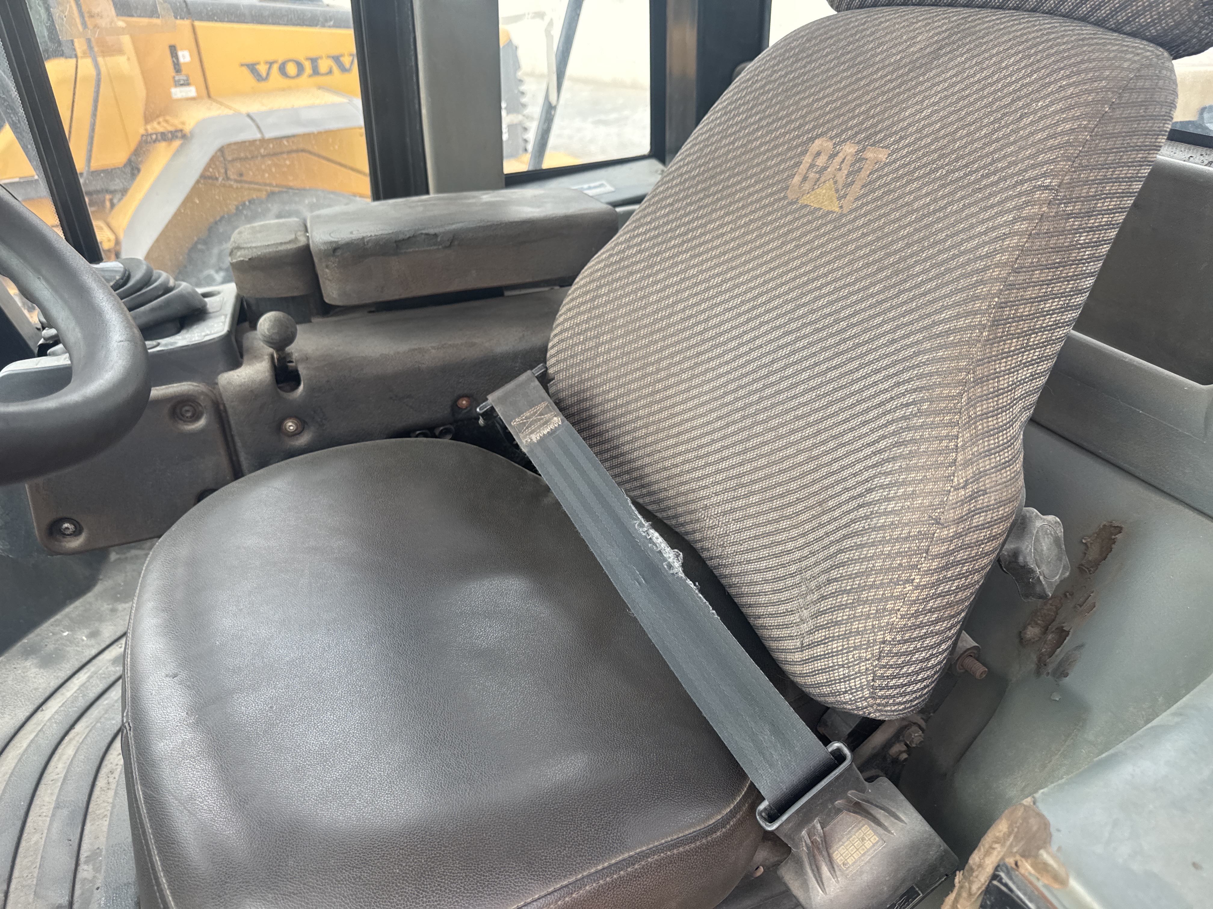 WHL-013-Cat-966H-Wheel-loaders-inspection-Safety-Seat-belts-1