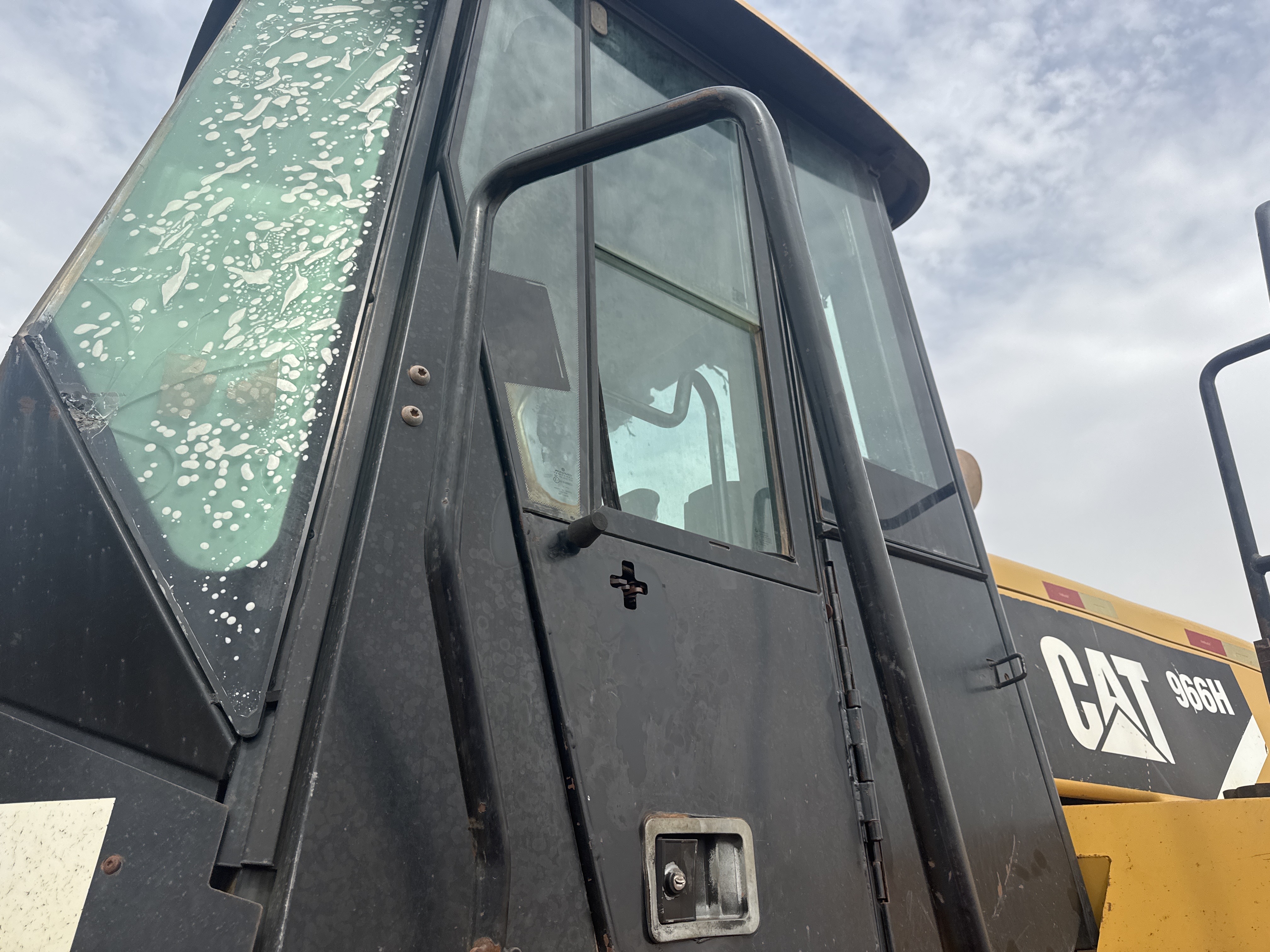 WHL-012-Cat-966H-Wheel-loaders-inspection-Structure-Handrails-1