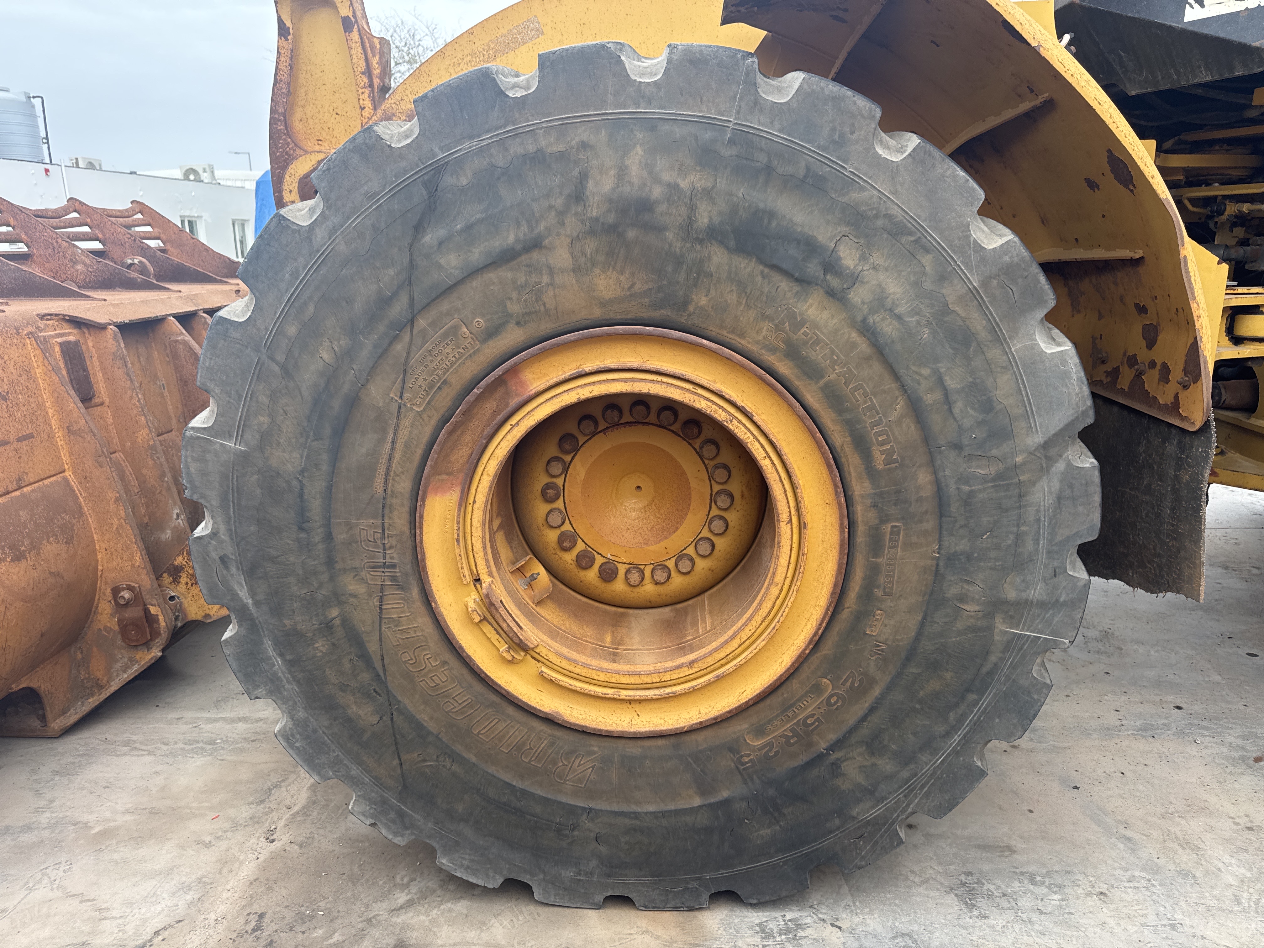 WHL-012-Cat-966H-Wheel-loaders-inspection-Chassis-Left-front-tire-/-wheel-hub---condition-1