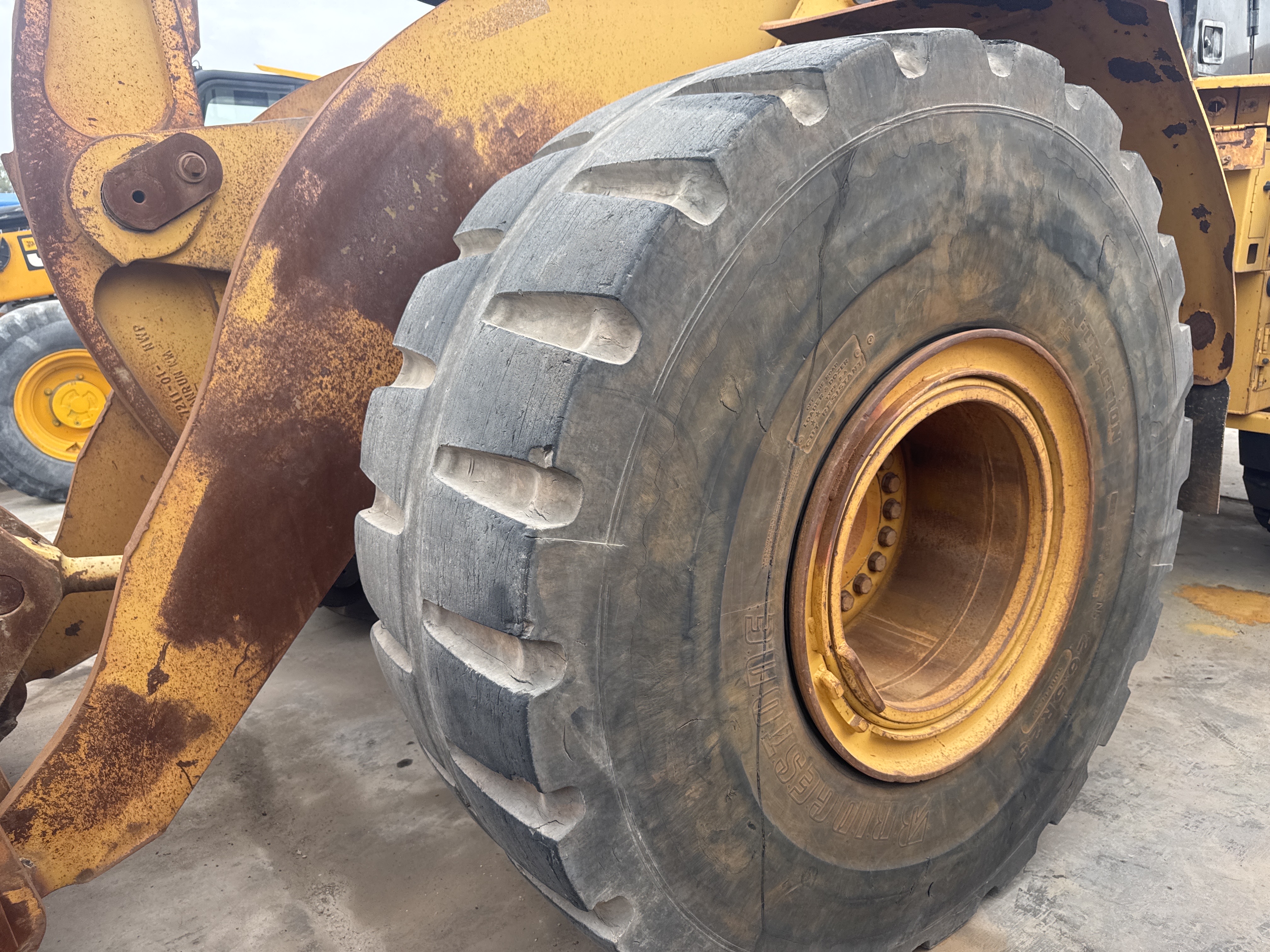 WHL-012-Cat-966H-Wheel-loaders-inspection-Chassis-Left-front-tire-/-wheel-hub---condition-1
